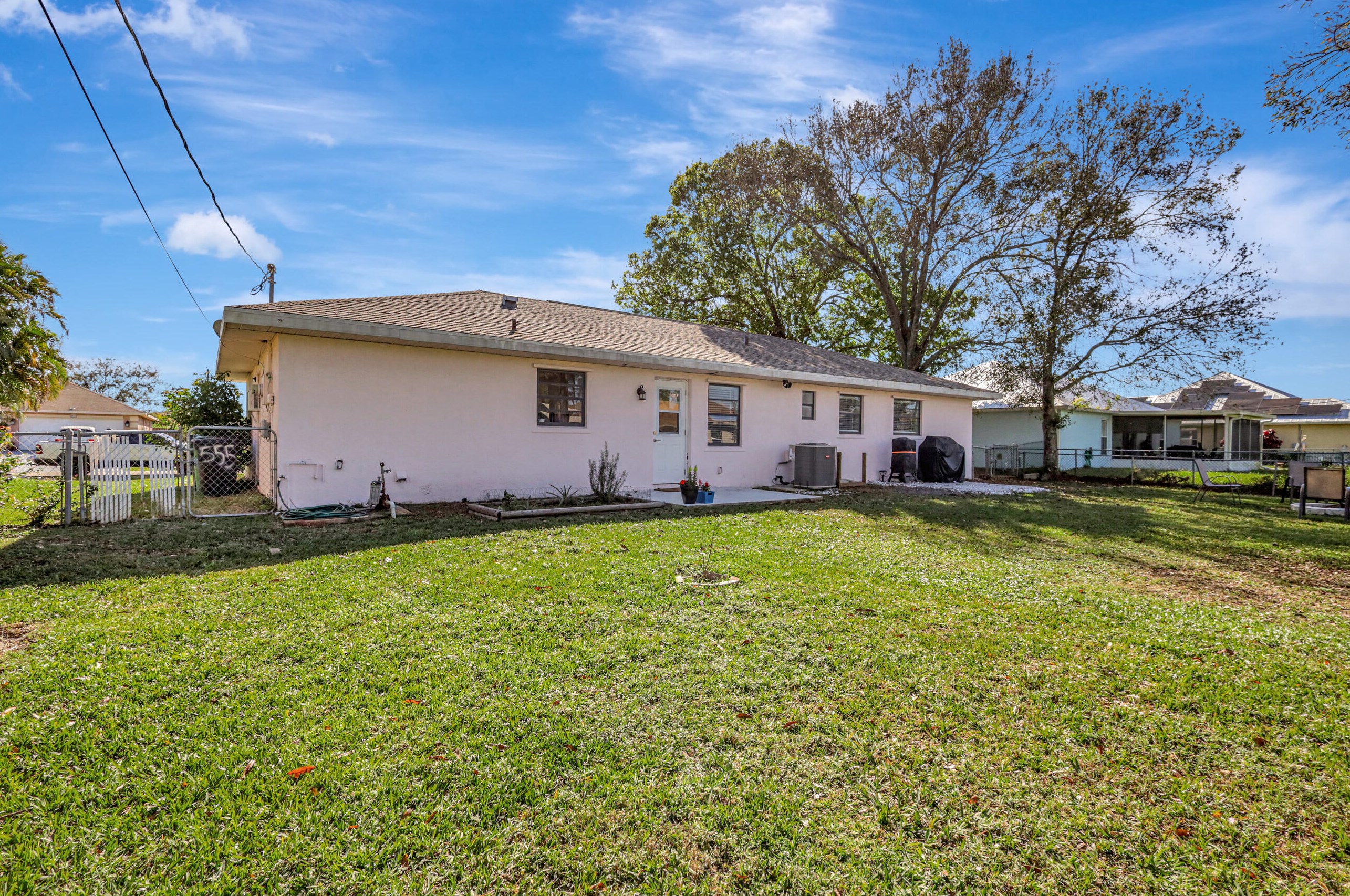 555 Butler Ave, Fort Pierce FL  34983-8738 exterior