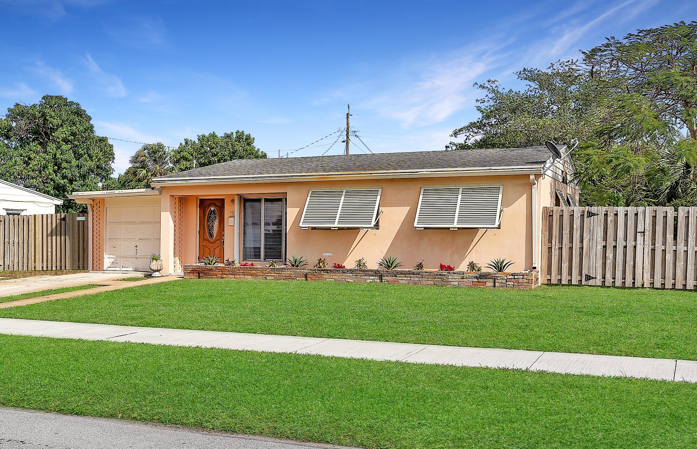 702 Snowden Dr, Lake Worth, FL 33461