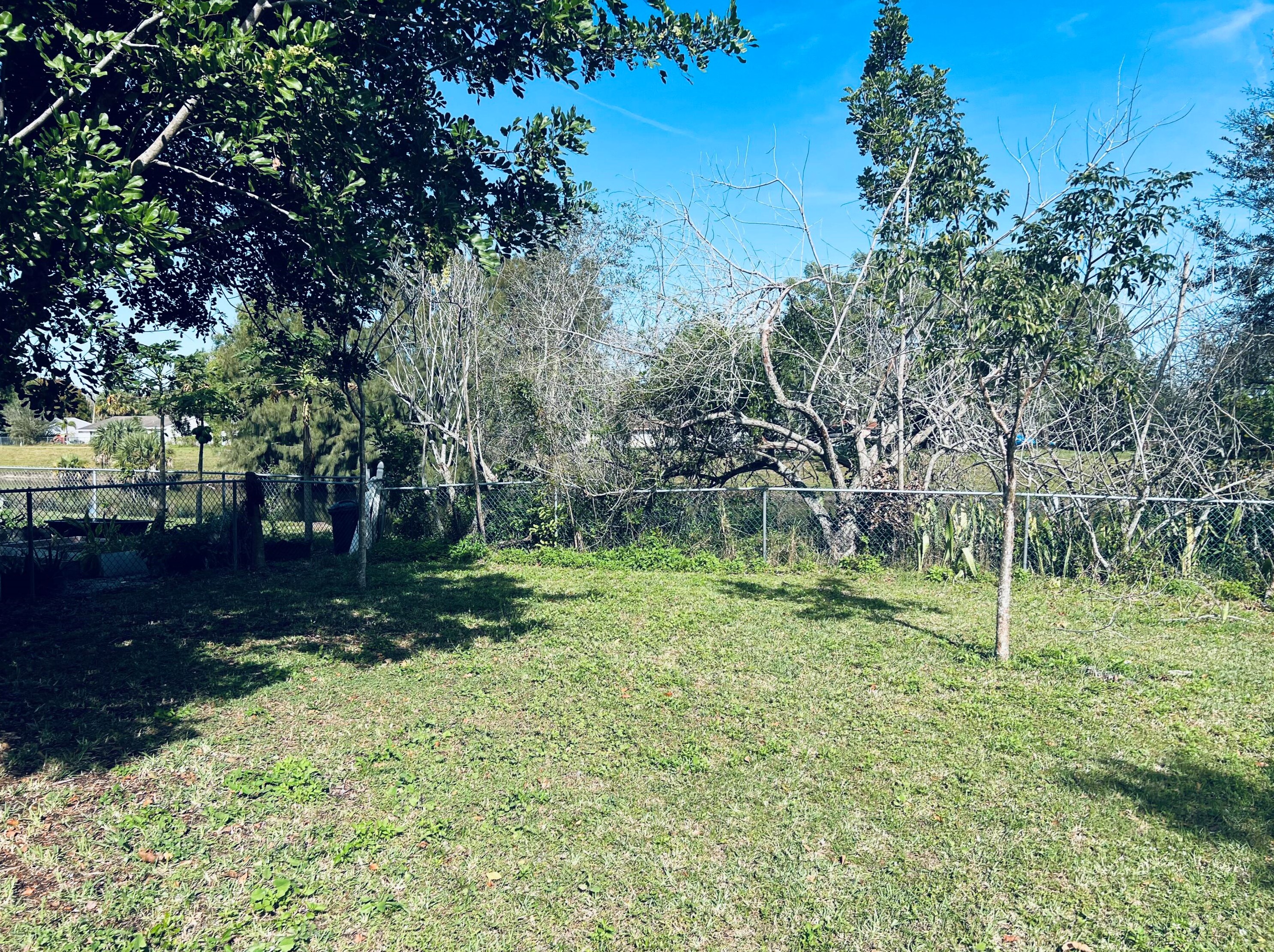 266 Bridgeport Dr, Fort Pierce FL  34953-7111 exterior