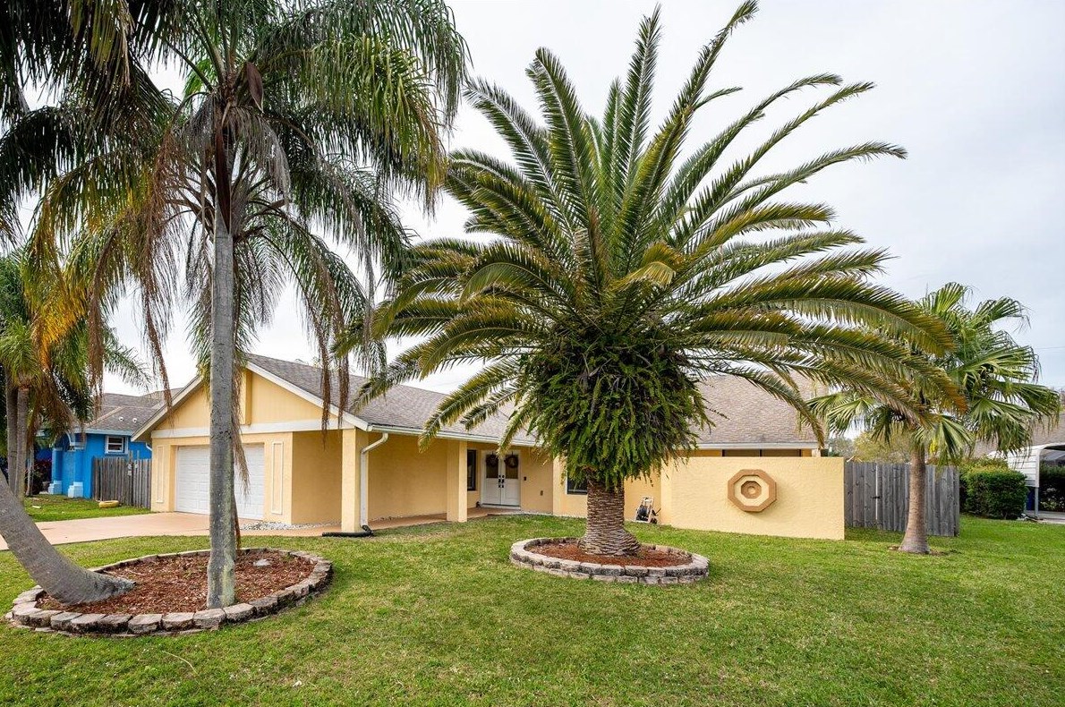 2537 Victory Ave, Fort Pierce, FL 34952-6776