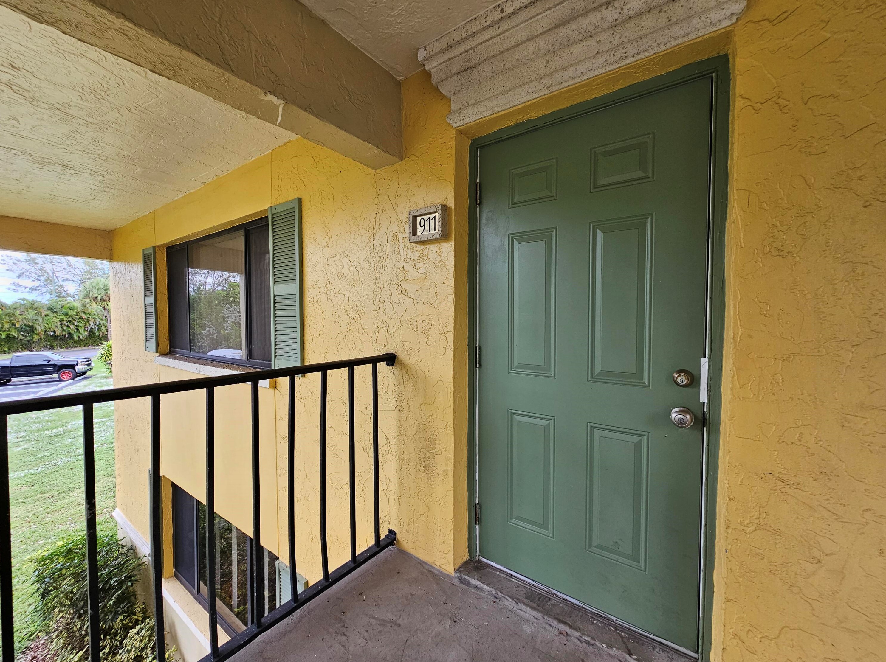 911 Meadows Cir, Boynton Beach, FL 33436