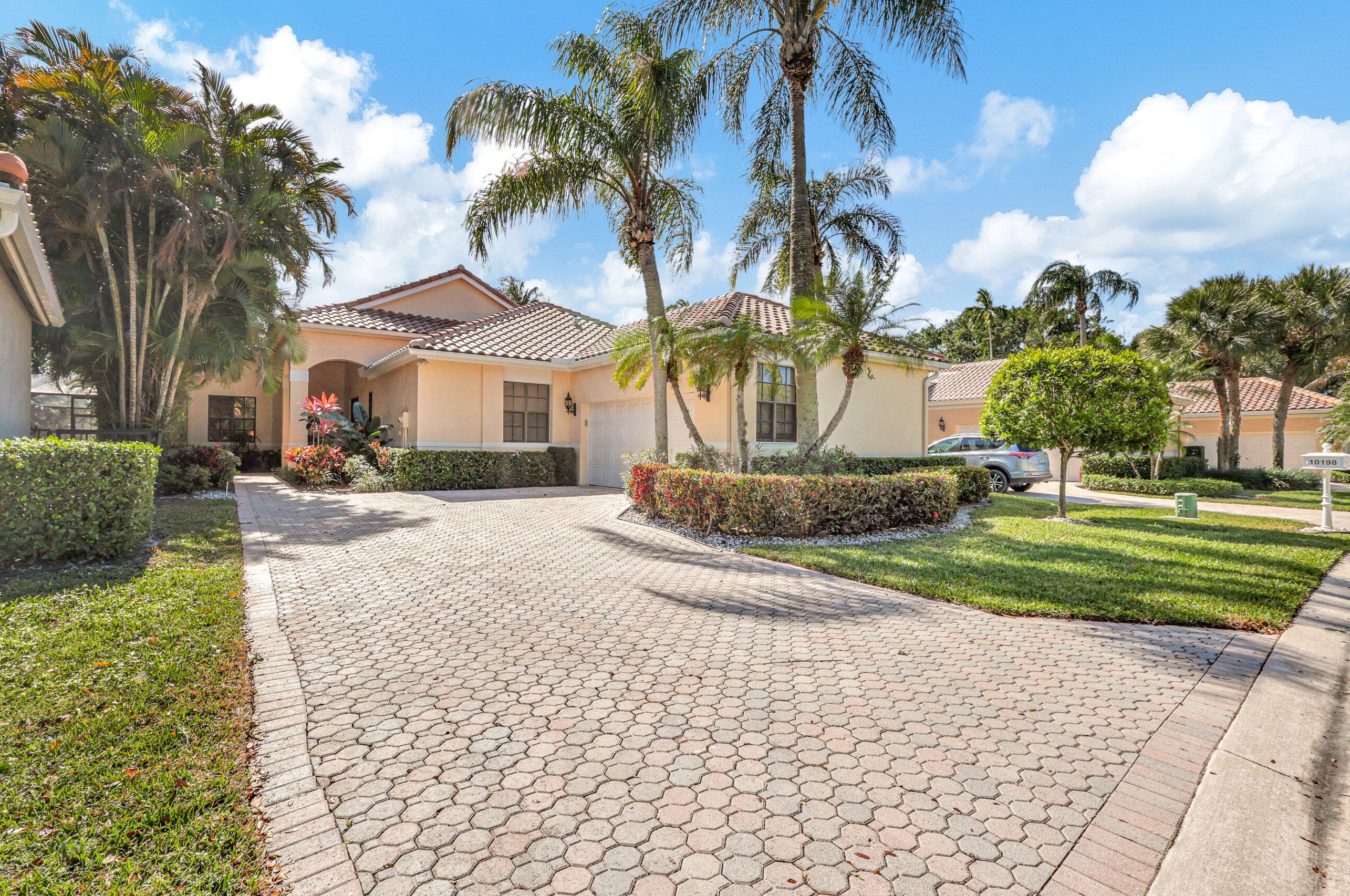 10198 Dover Carriage Ln, Lake Worth, FL 33449-8116