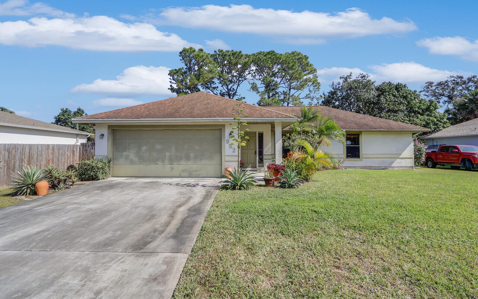 952 Commonwealth Rd, Fort Pierce, FL 34953-2351