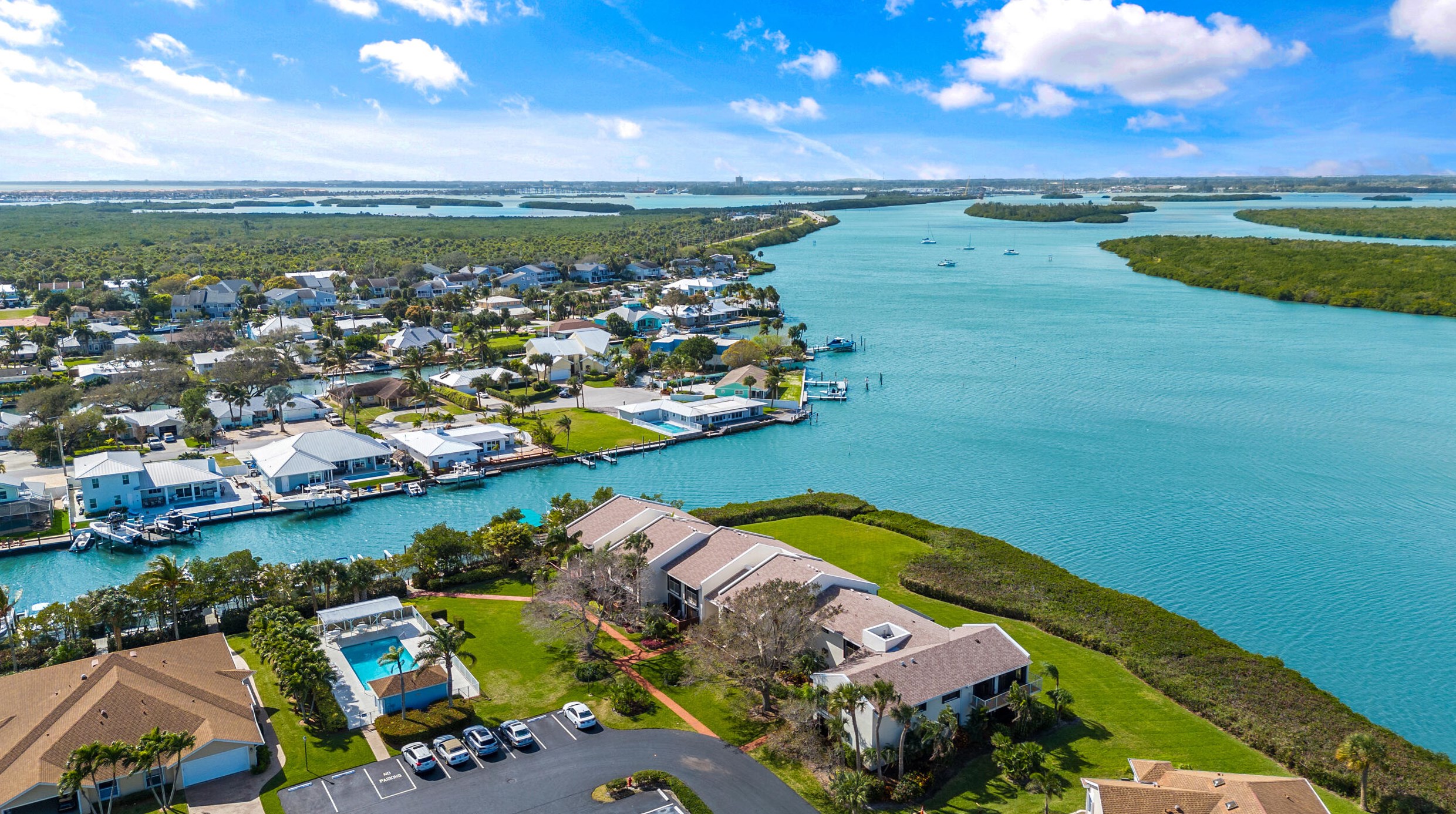 3221 Lakeview Cir, Fort Pierce FL  18101-8863 exterior