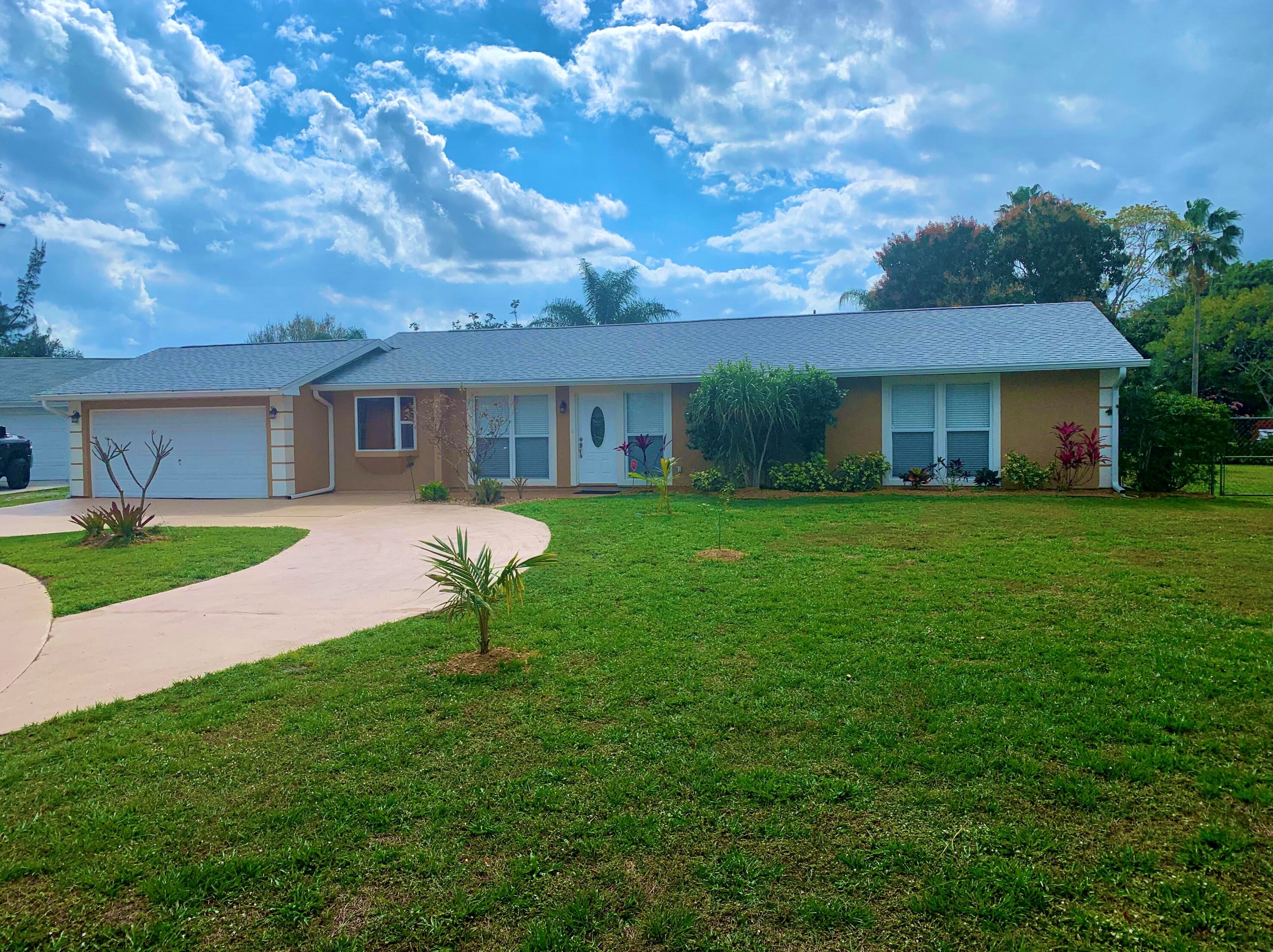 331 Camelot Dr, Fort Pierce, FL 34983-1743