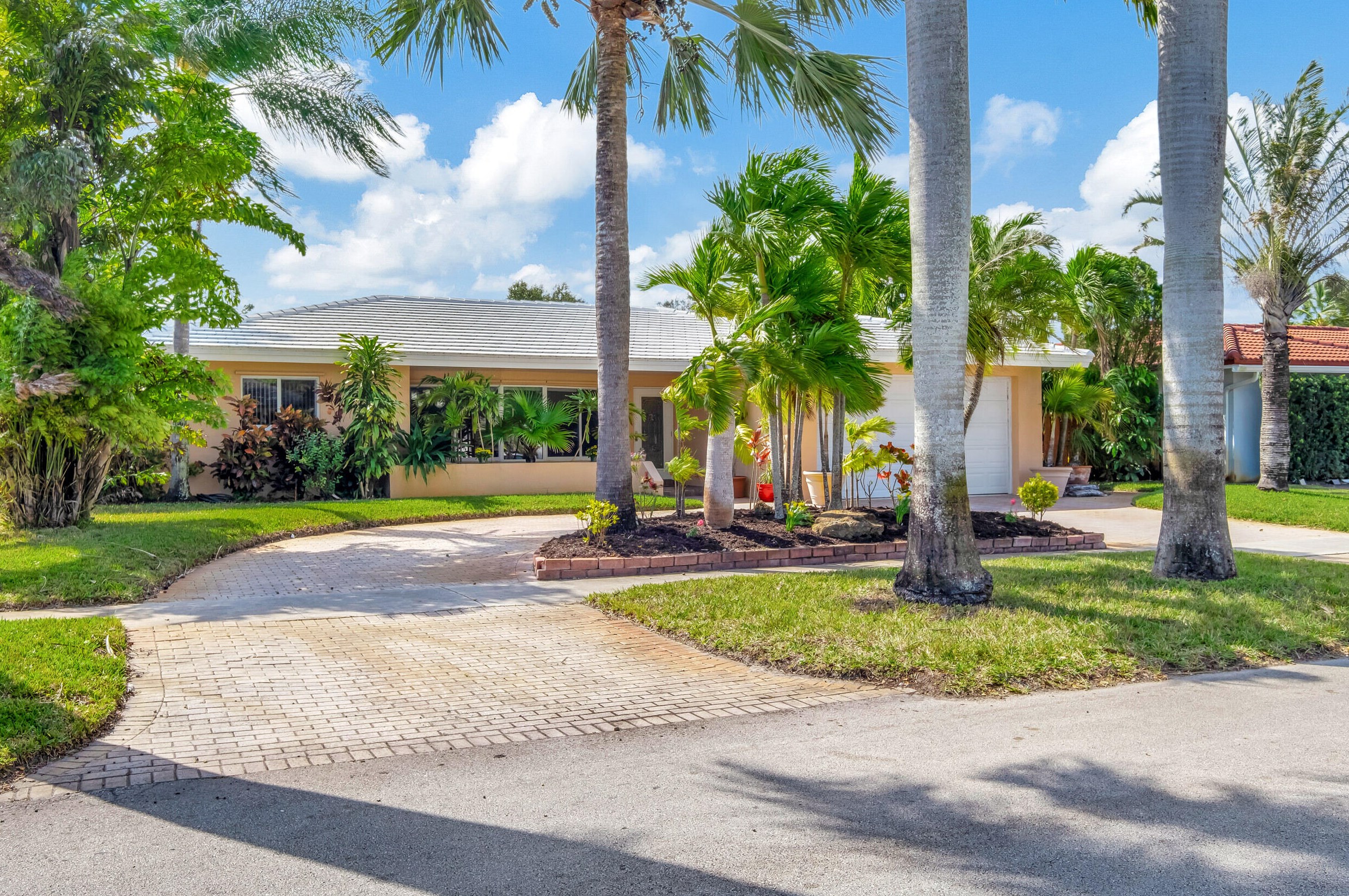 4954 Sarazen Dr, Hollywood, FL 33021