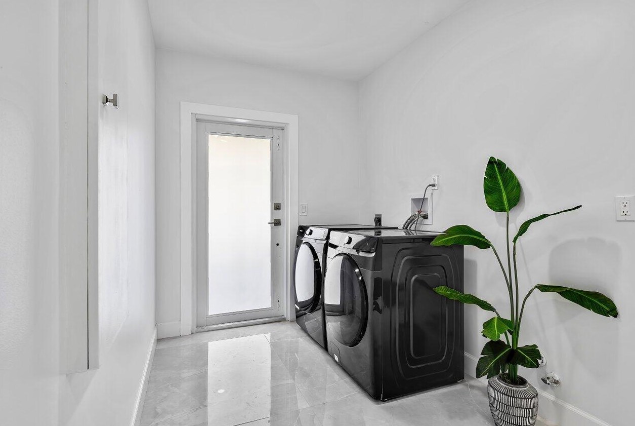 6975 Calumet Cir, Lake Worth FL 33467-7005 exterior