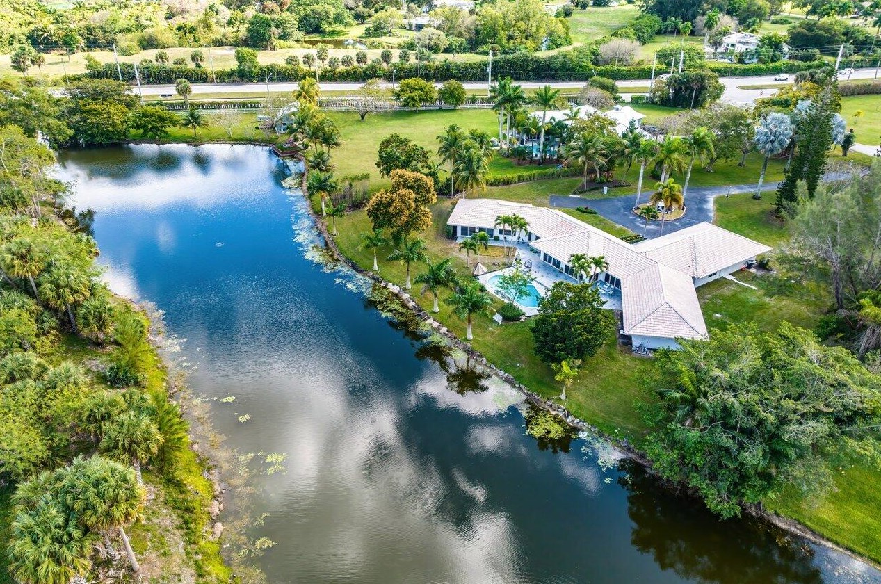 6975 Calumet Cir, Lake Worth FL 33467-7005 exterior