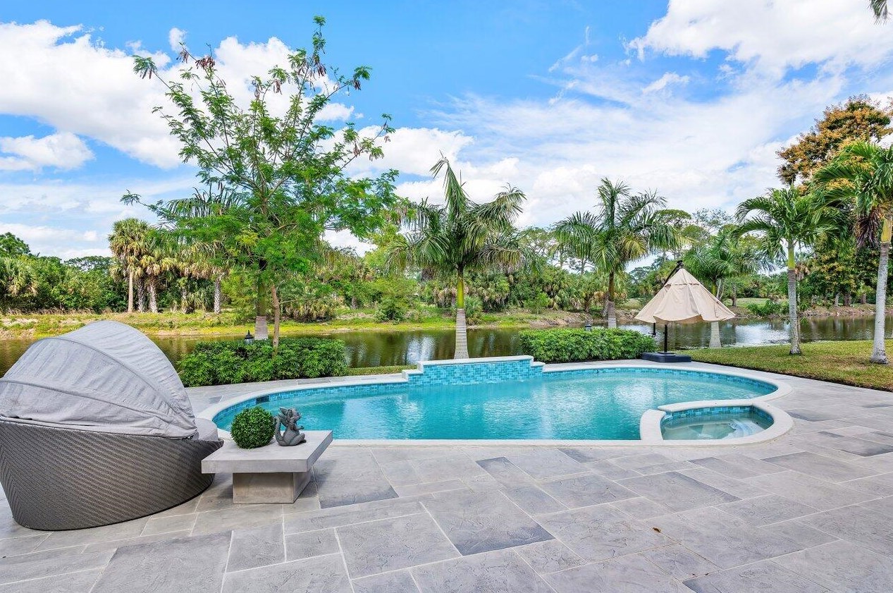 6975 Calumet Cir, Lake Worth FL 33467-7005 exterior