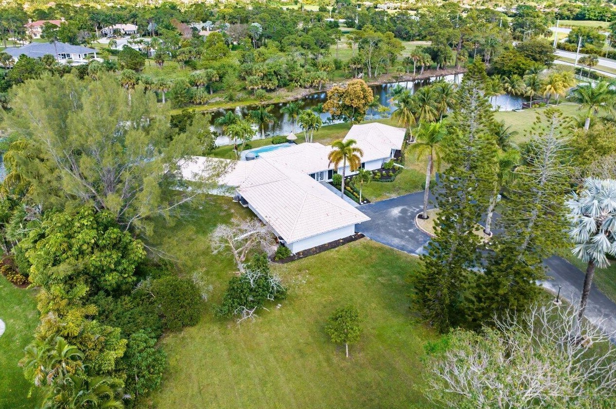 6975 Calumet Cir, Lake Worth FL 33467-7005 exterior