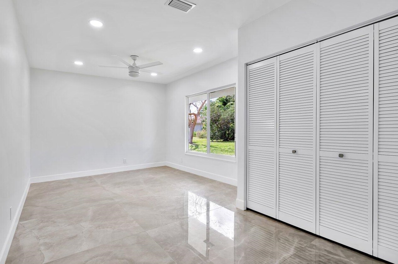 6975 Calumet Cir, Lake Worth FL 33467-7005 exterior