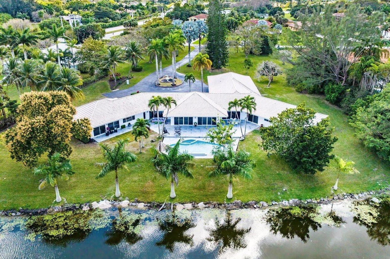 6975 Calumet Cir, Lake Worth FL 33467-7005 exterior