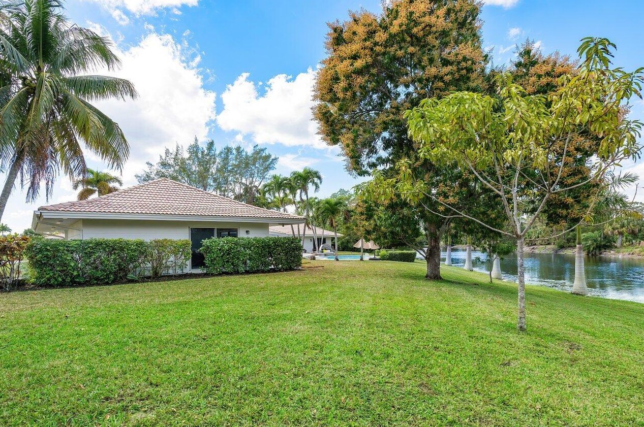 6975 Calumet Cir, Lake Worth FL 33467-7005 exterior