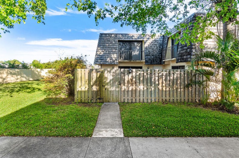 247 Woodland Rd, Lake Worth, FL 33461