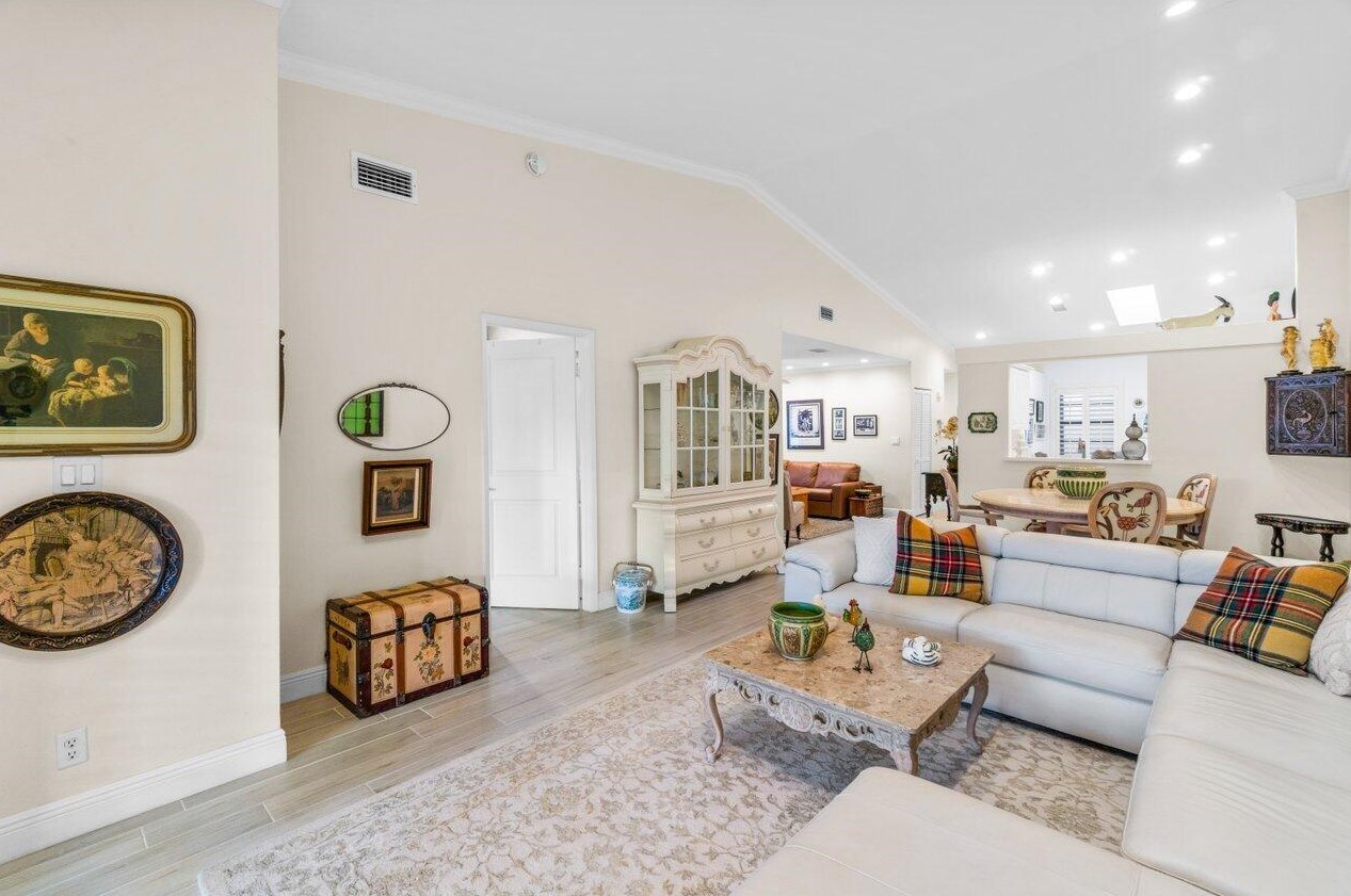 6498 Royal Manor Cir, Delray Beach, FL 33484