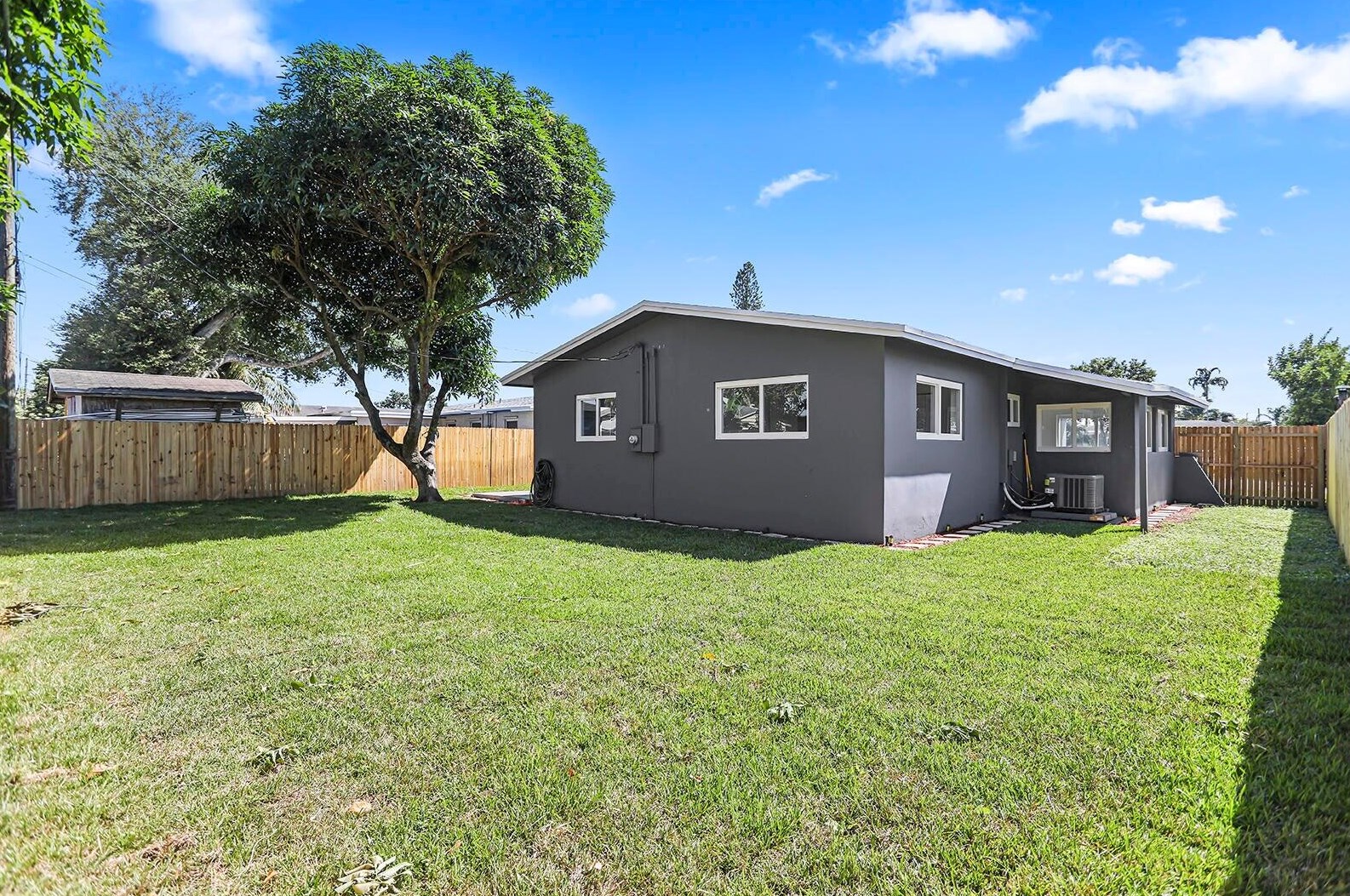 7281 Mcarthur Pkwy, Hollywood FL  33024-7122 exterior