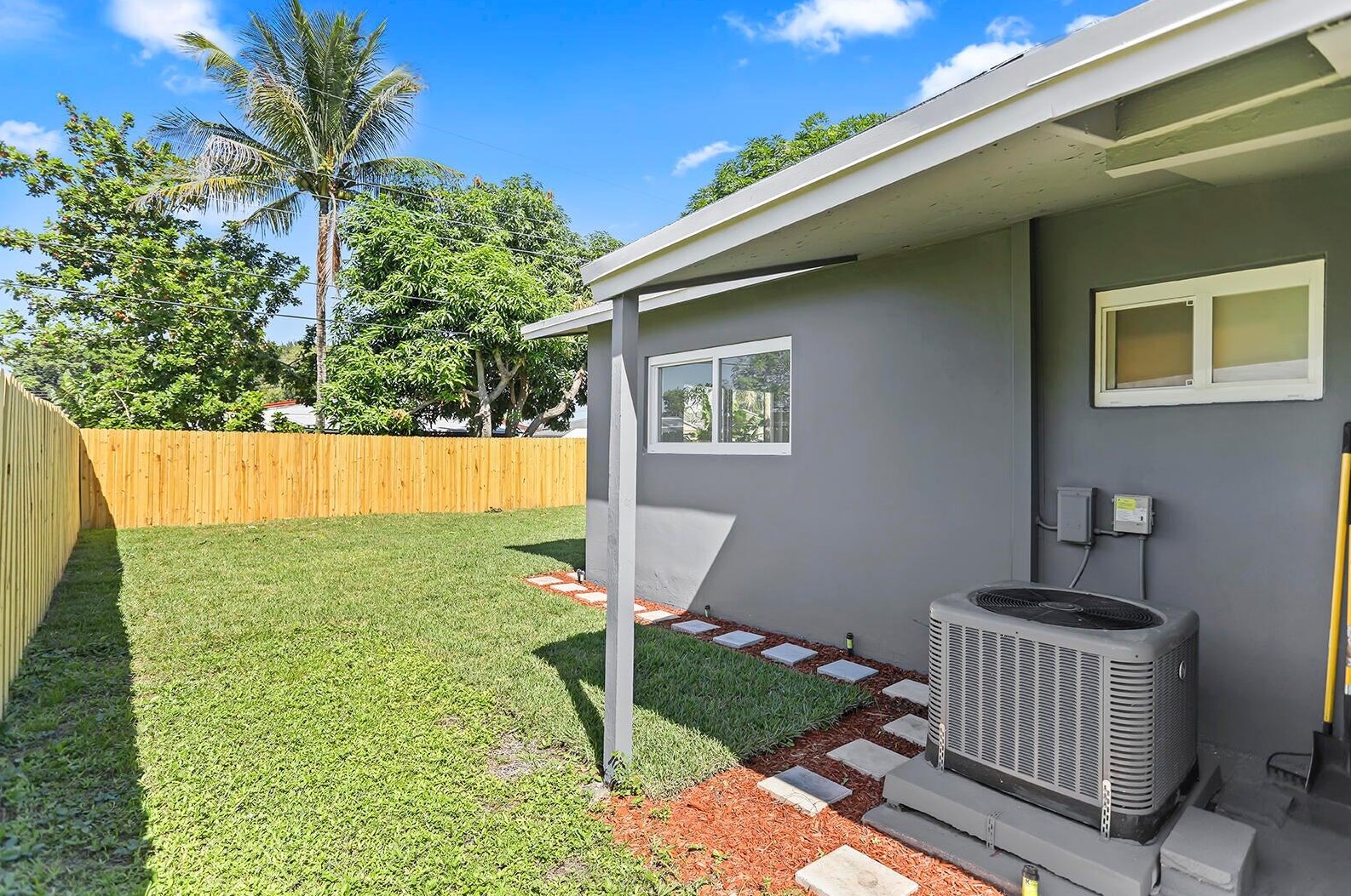 7281 Mcarthur Pkwy, Hollywood FL  33024-7122 exterior