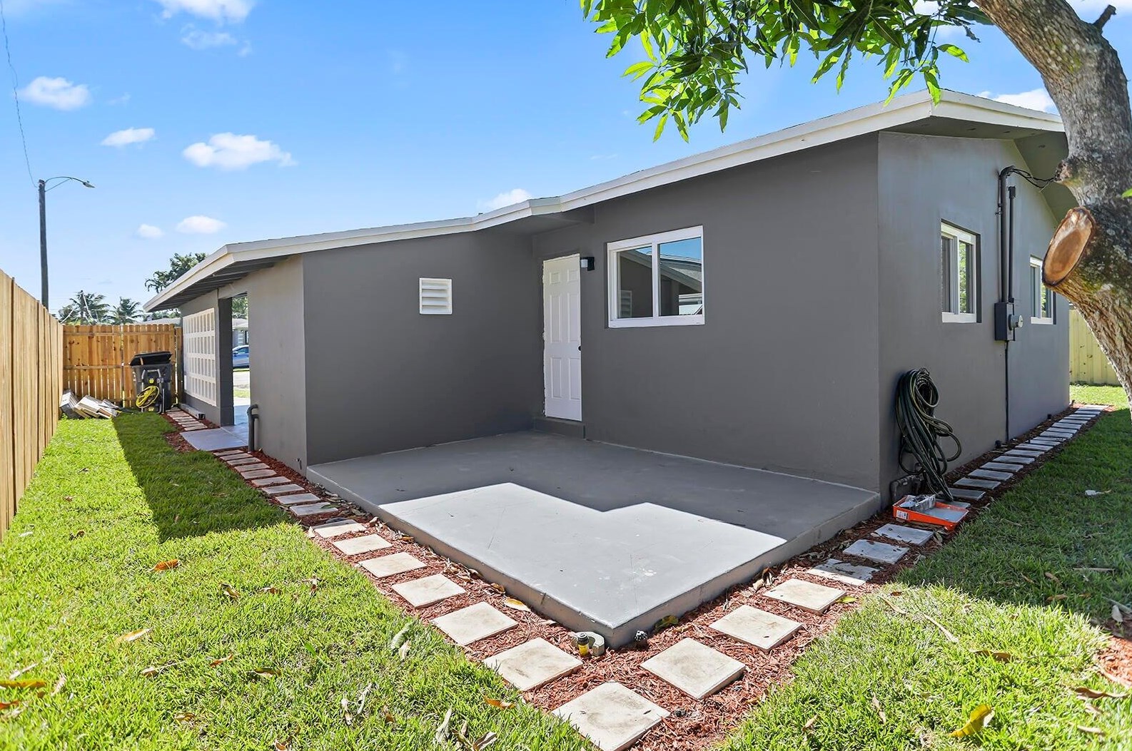 7281 Mcarthur Pkwy, Hollywood FL  33024-7122 exterior