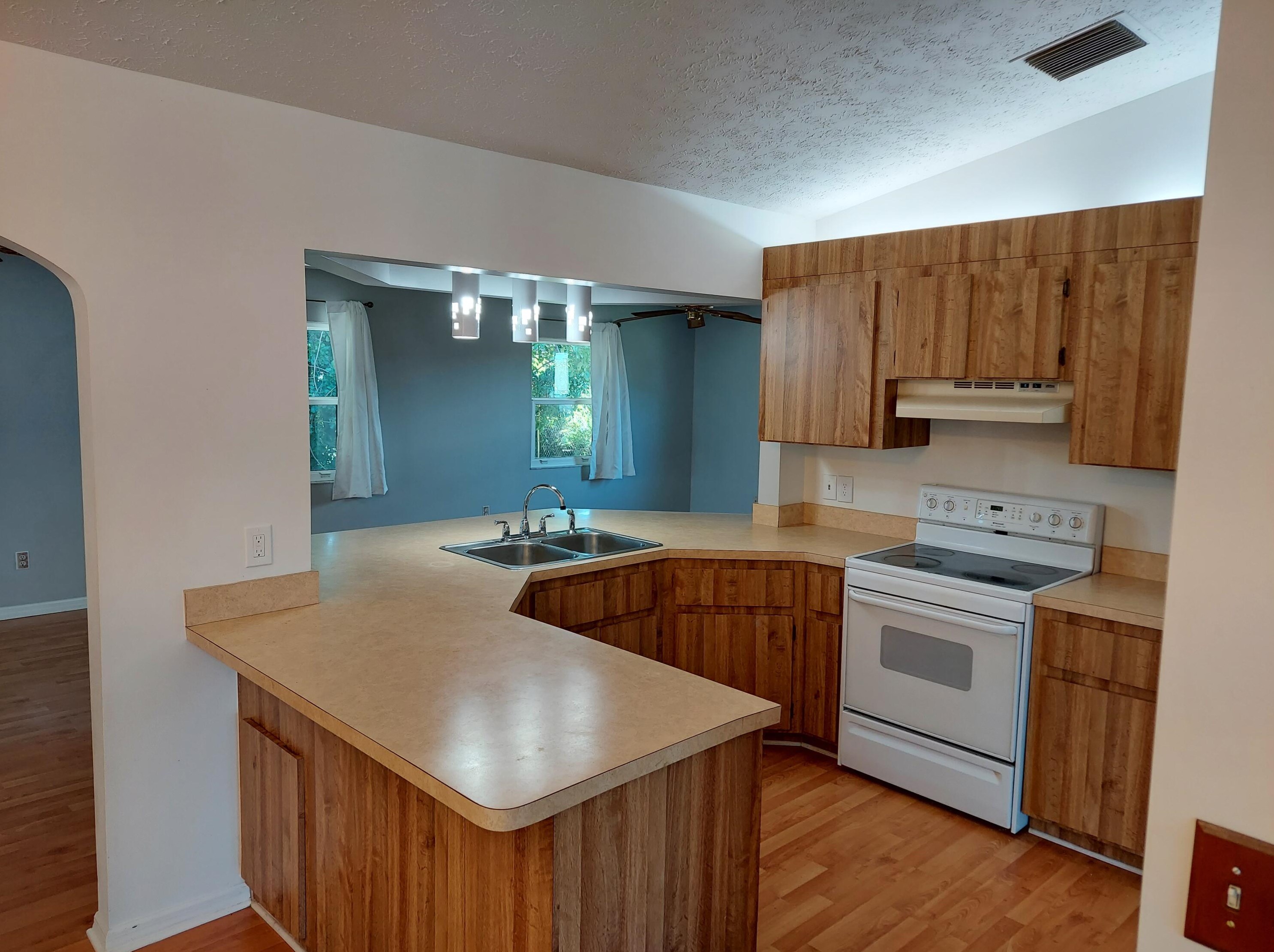 2555 Monterrey Ln, Fort Pierce, FL 34953-2957