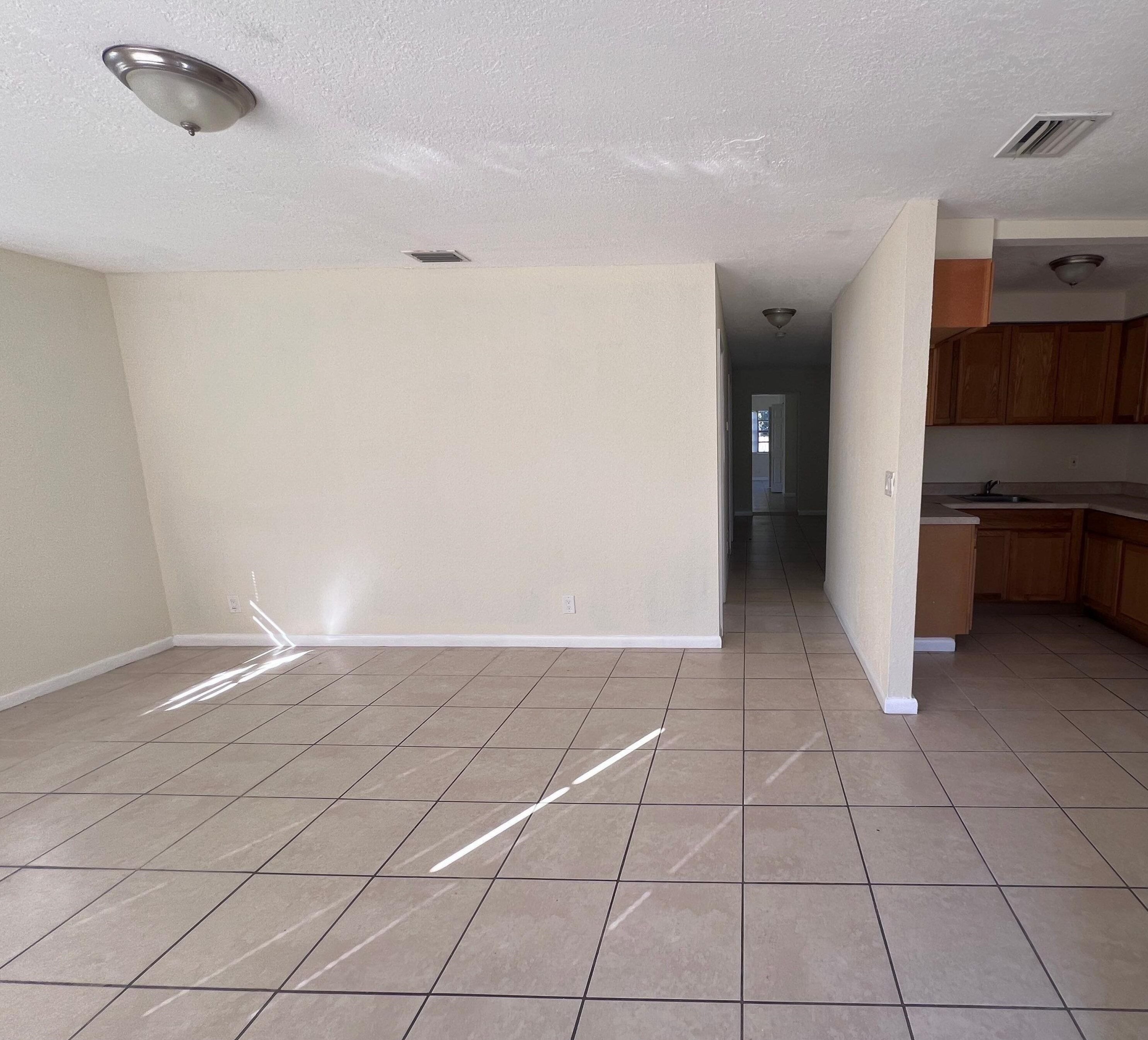 928 Market St, West Palm Beach, FL 33401-7562