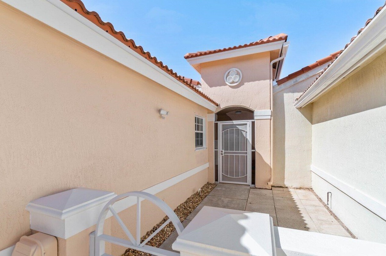 7039 Burgess Dr, Lake Worth, FL 33467-7516