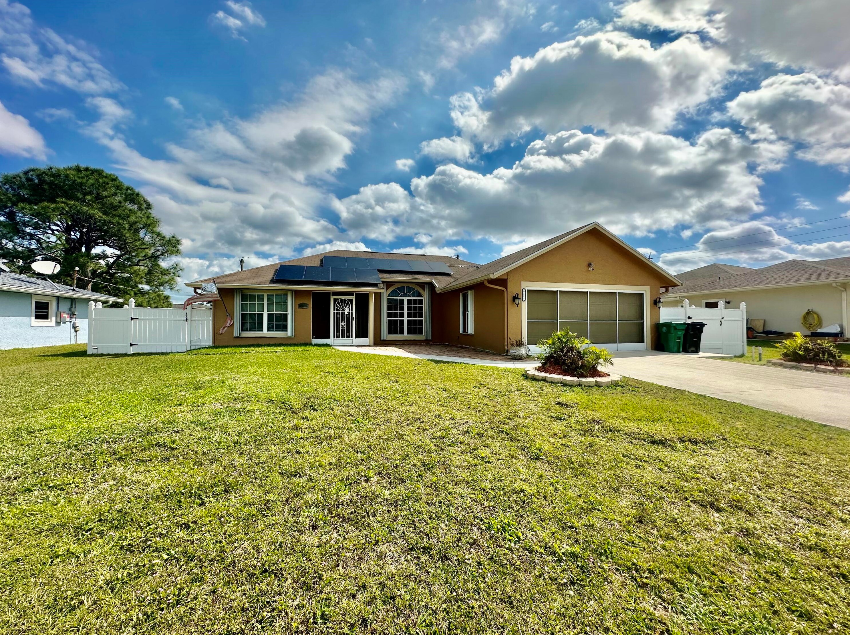 711 Virginia St, Fort Pierce, FL 34983-1148