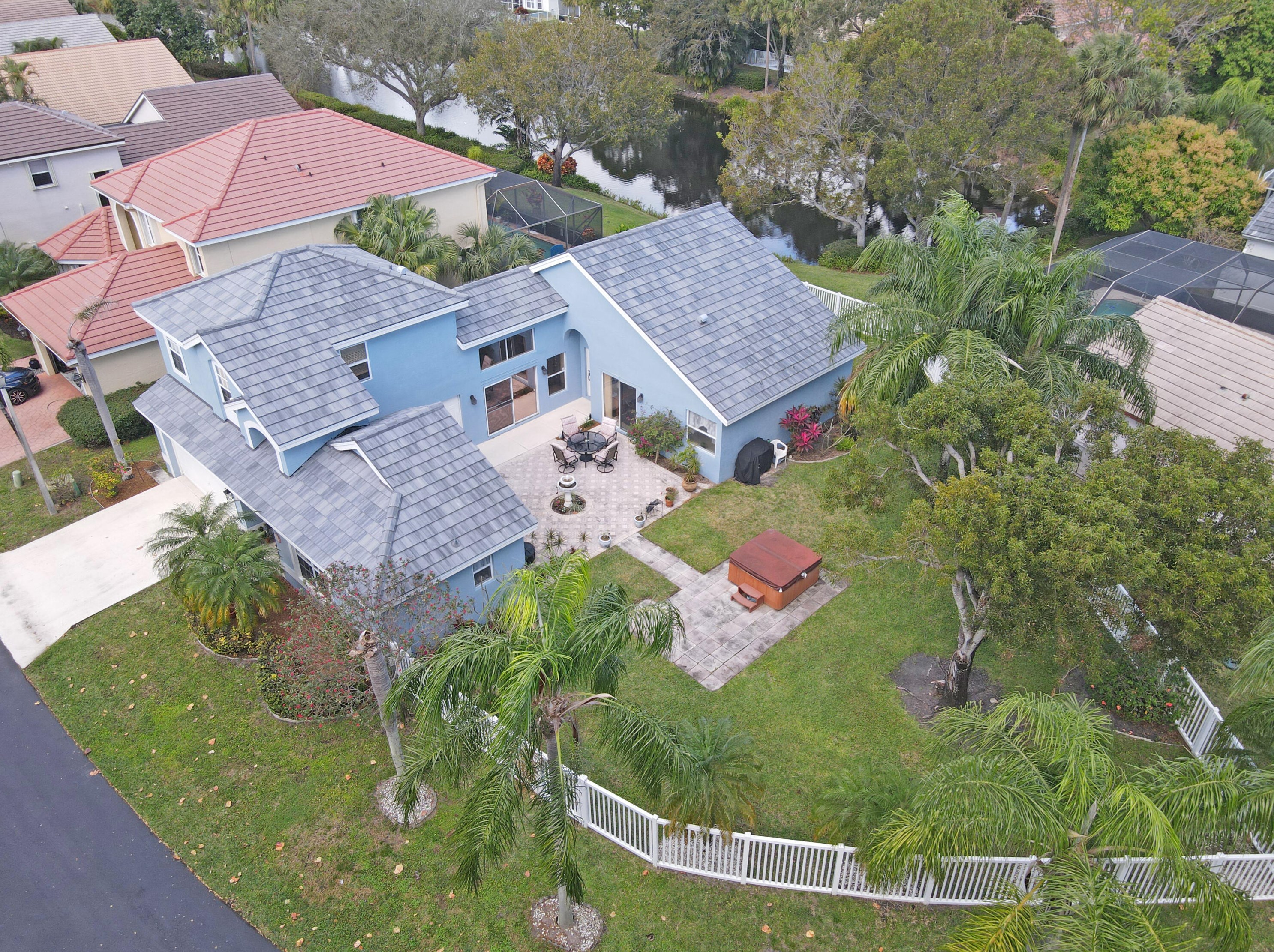 20 Lawrence Lake Dr, Boynton Beach, FL 33436