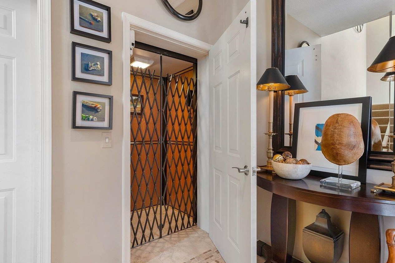 196 Orange Tree Dr, Lake Worth FL 33462-1185 exterior