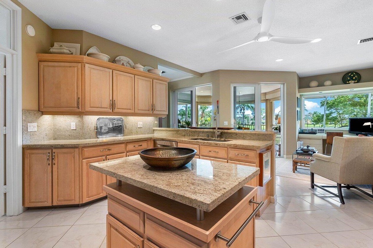 196 Orange Tree Dr, Lake Worth FL 33462-1185 exterior