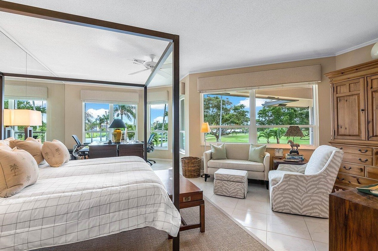 196 Orange Tree Dr, Lake Worth FL 33462-1185 exterior