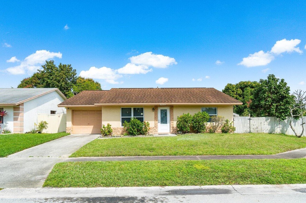 6245 Oakview Ln, Lake Worth, FL 33463-6648