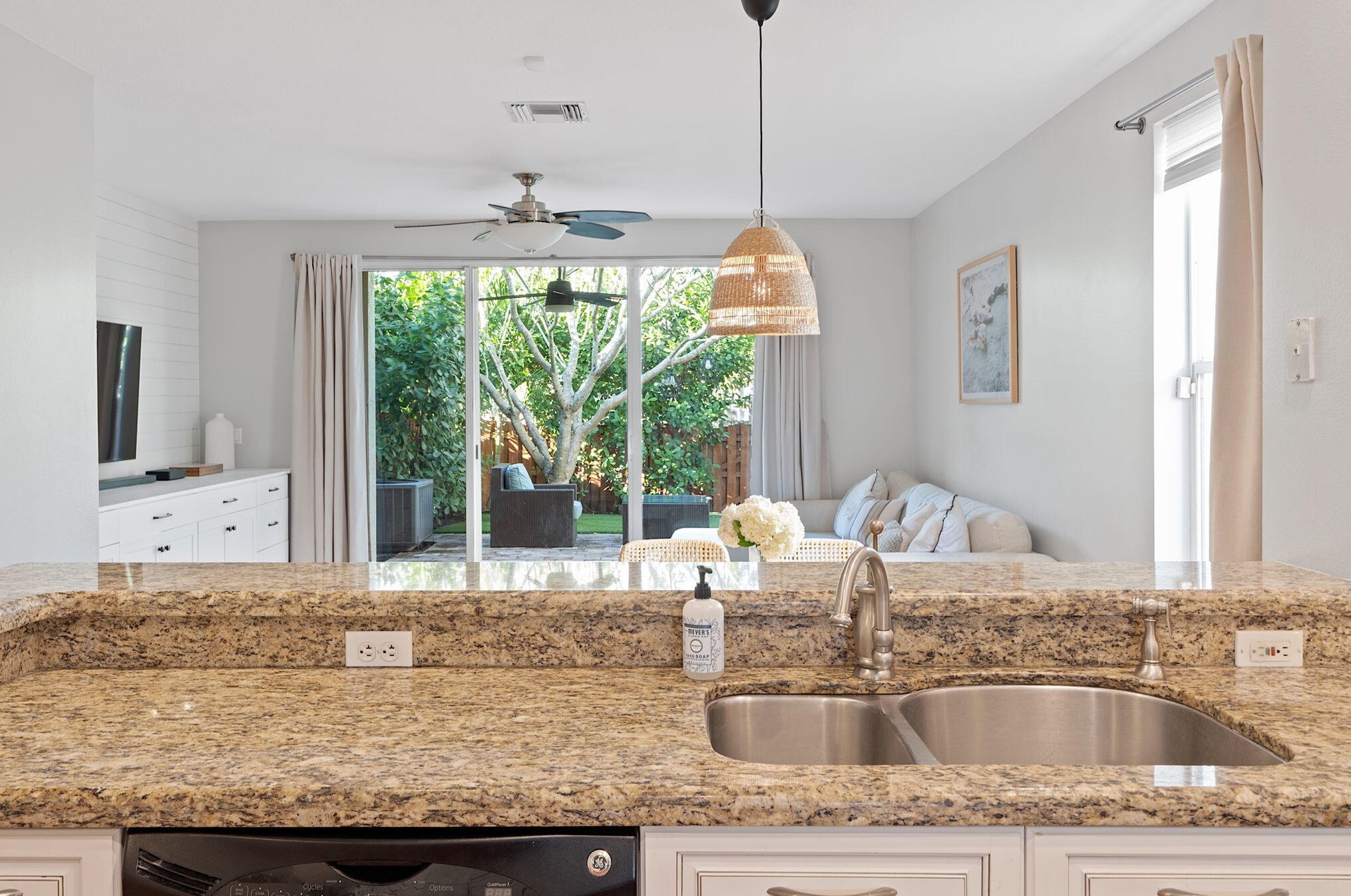 9843 Lago Dr, Boynton Beach FL  33472-2771 exterior