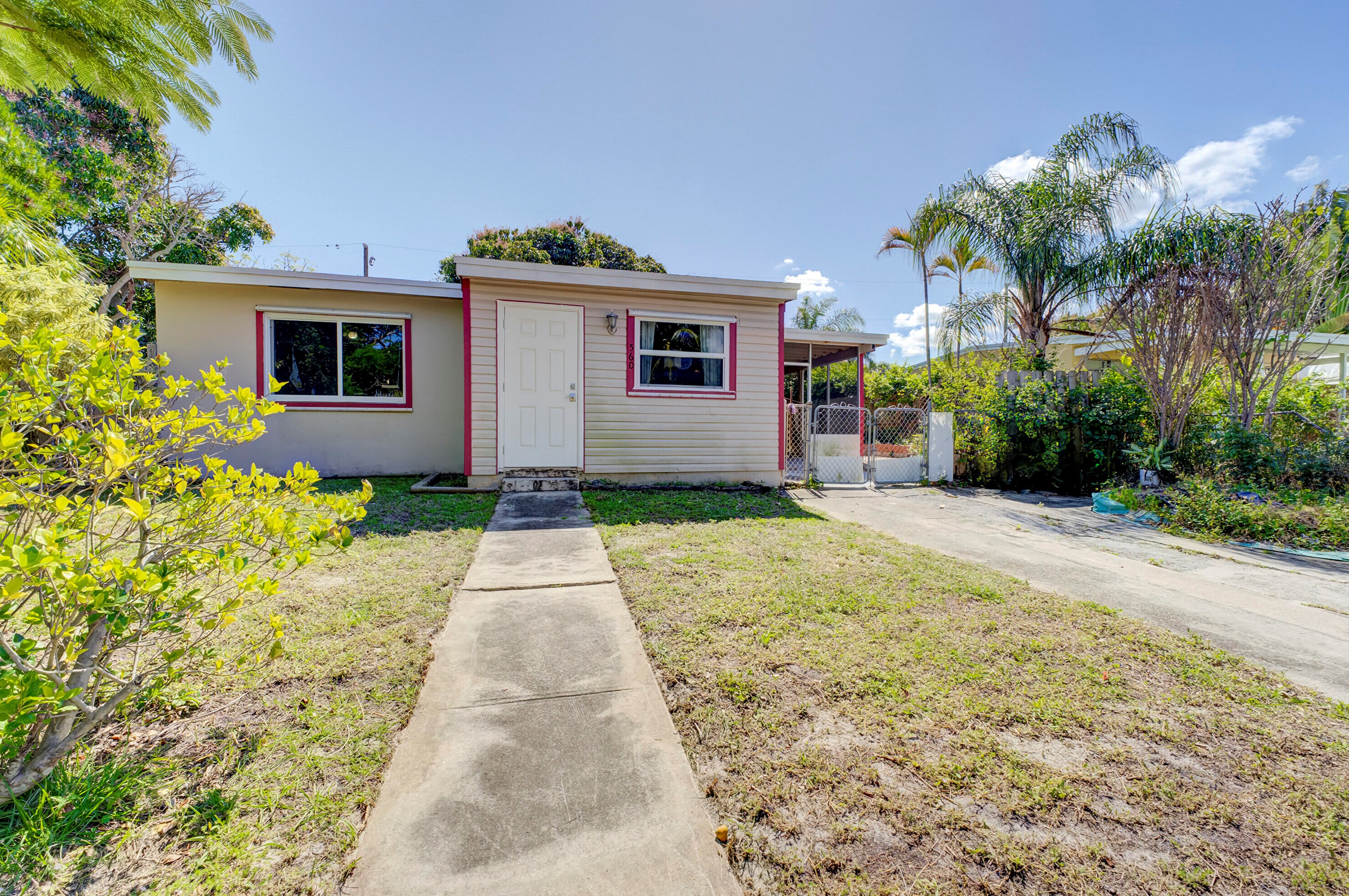 560 Oleander Rd, Lake Worth FL  33462-5944 exterior