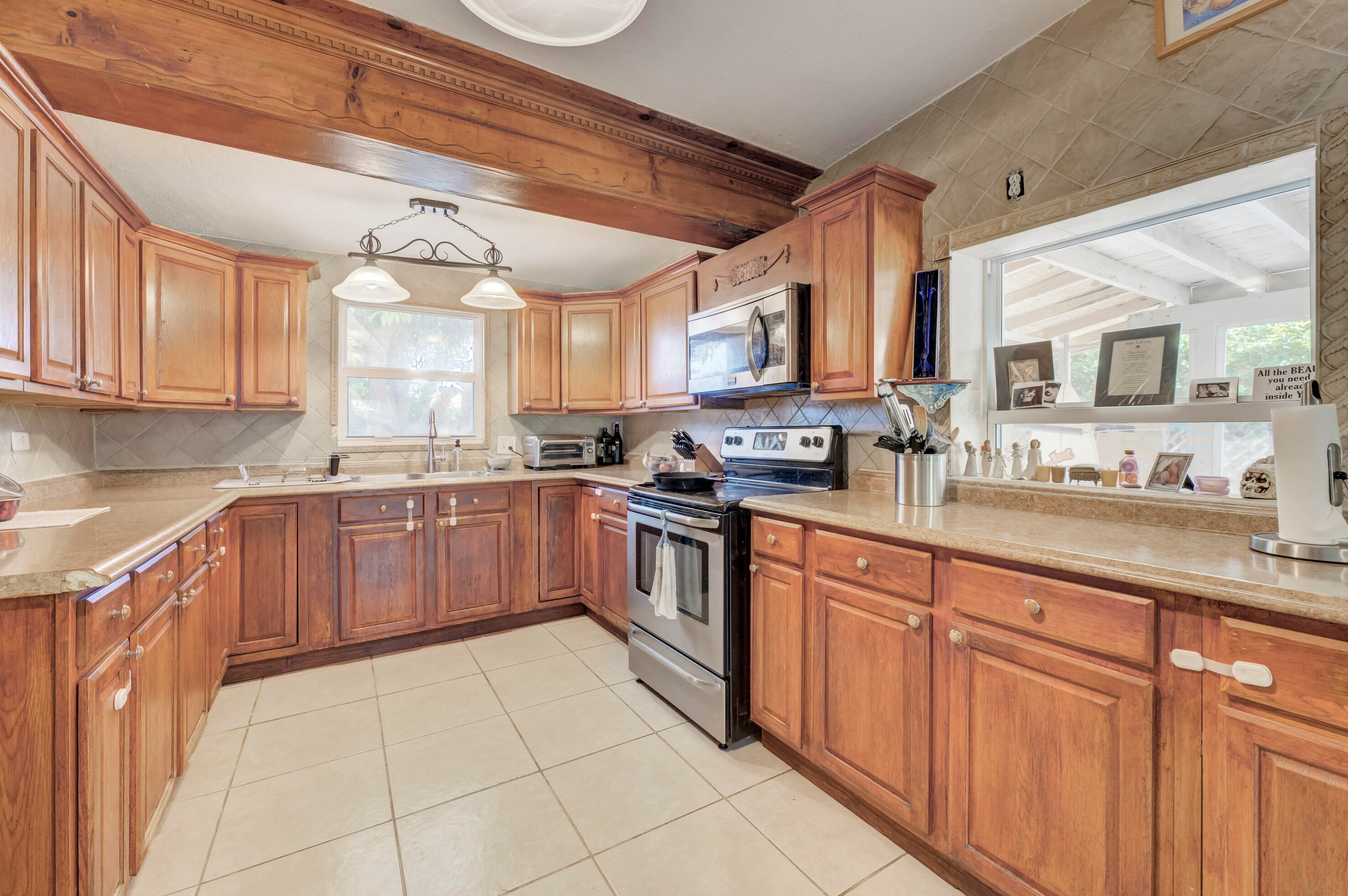 560 Oleander Rd, Lake Worth FL  33462-5944 exterior