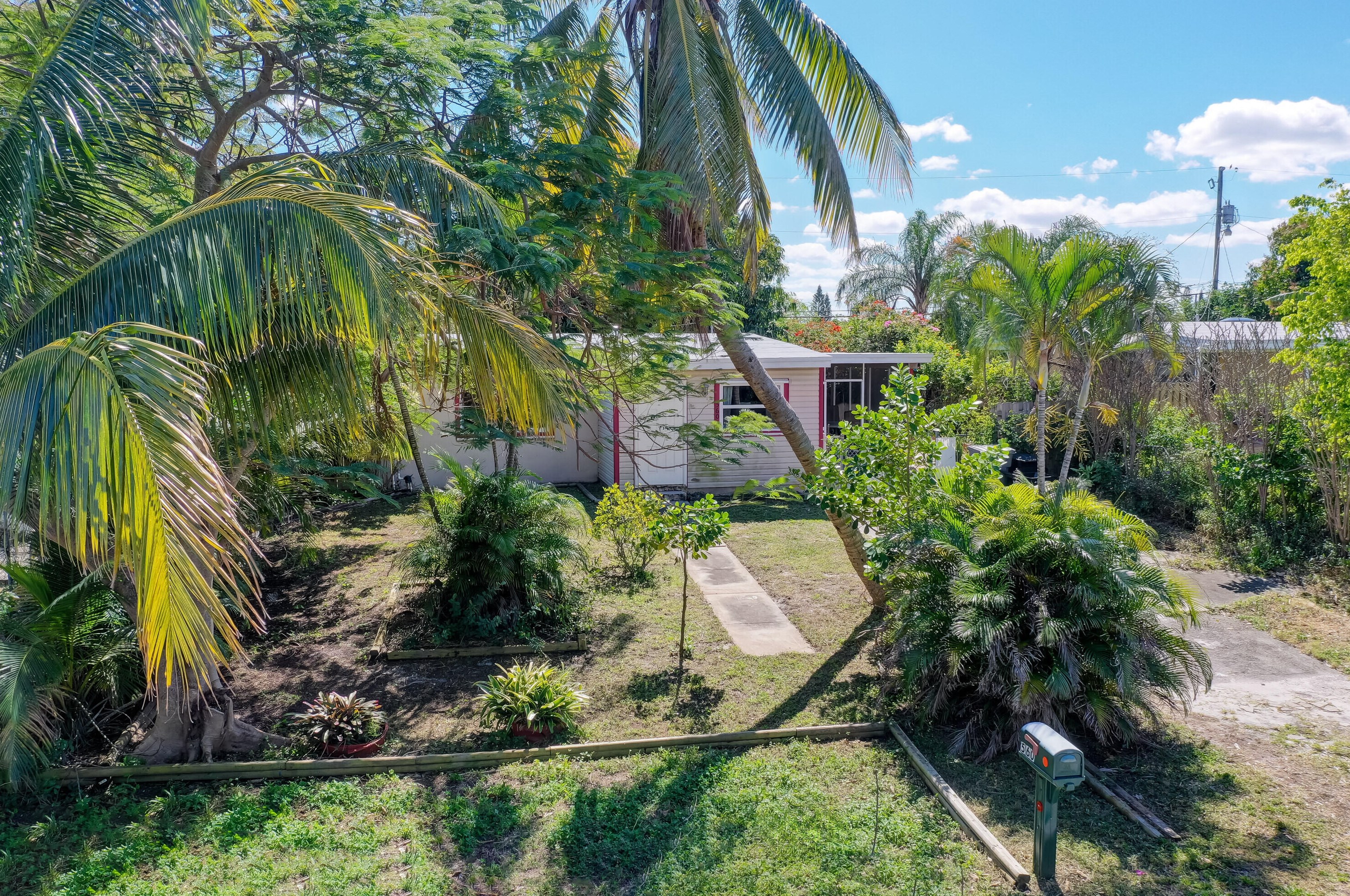 560 Oleander Rd, Lake Worth FL  33462-5944 exterior