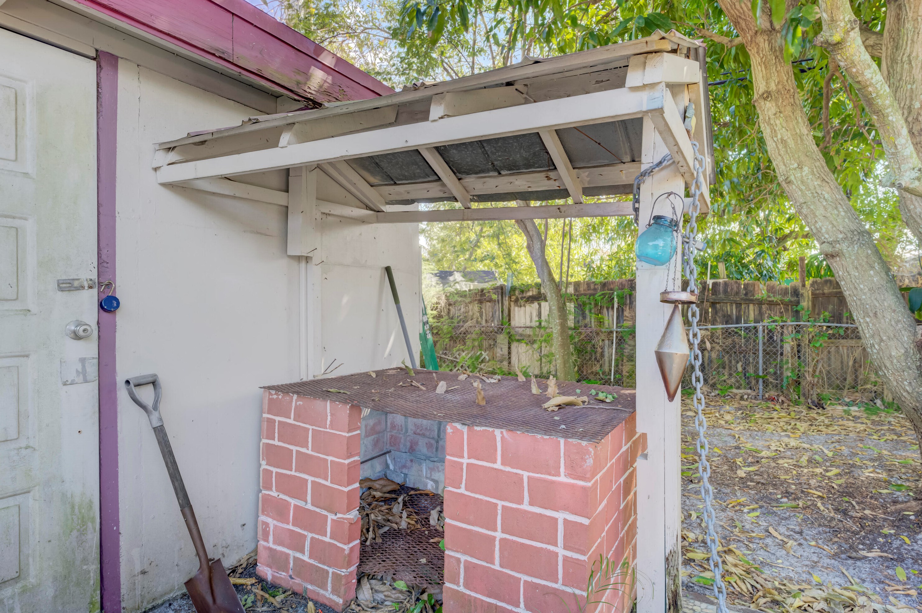 560 Oleander Rd, Lake Worth FL  33462-5944 exterior