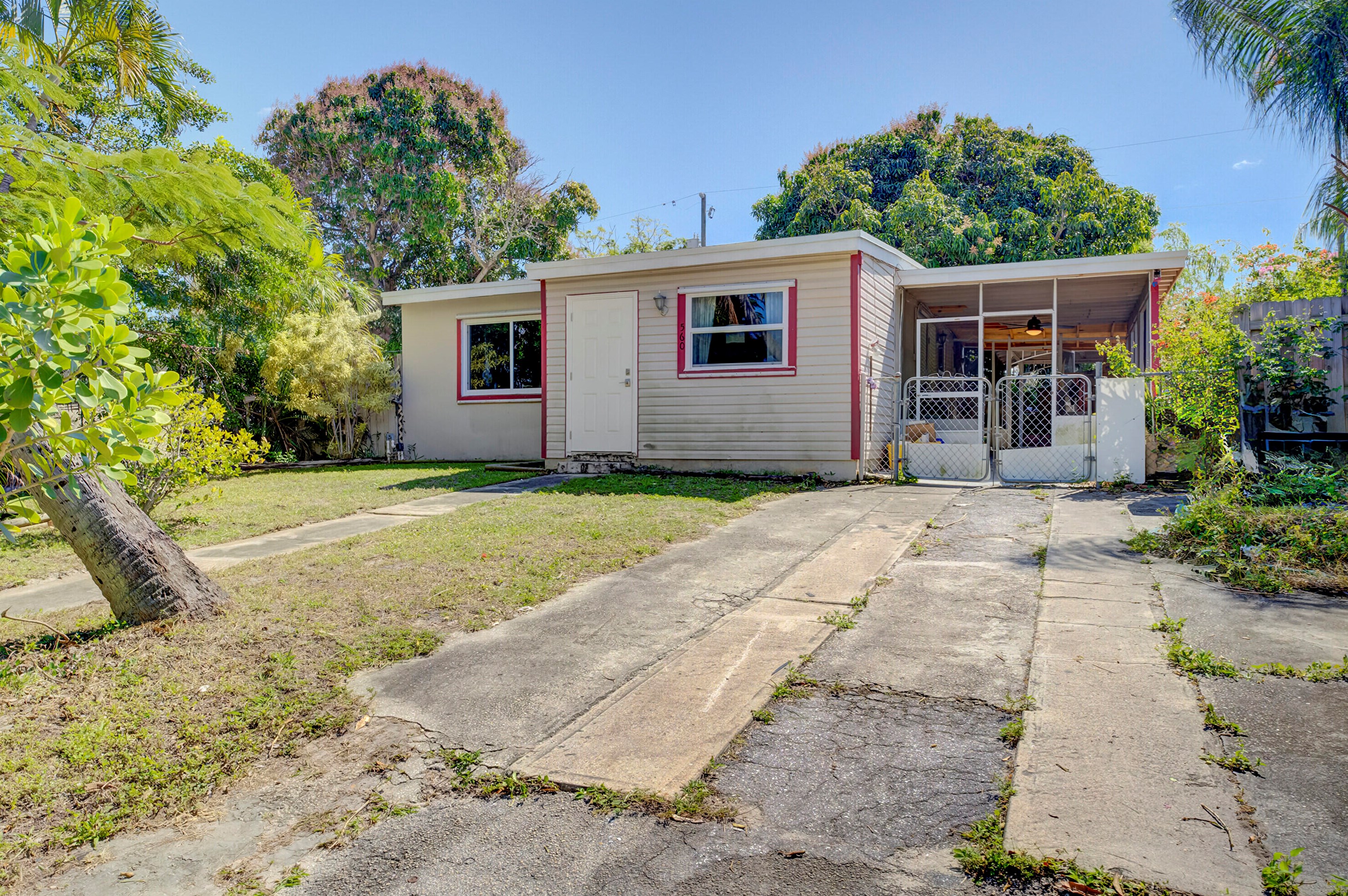 560 Oleander Rd, Lake Worth FL  33462-5944 exterior