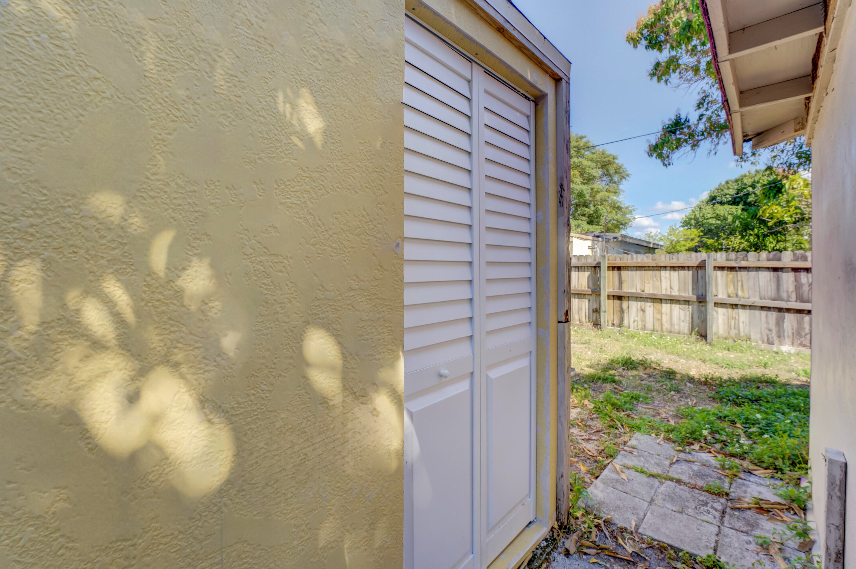 560 Oleander Rd, Lake Worth FL  33462-5944 exterior