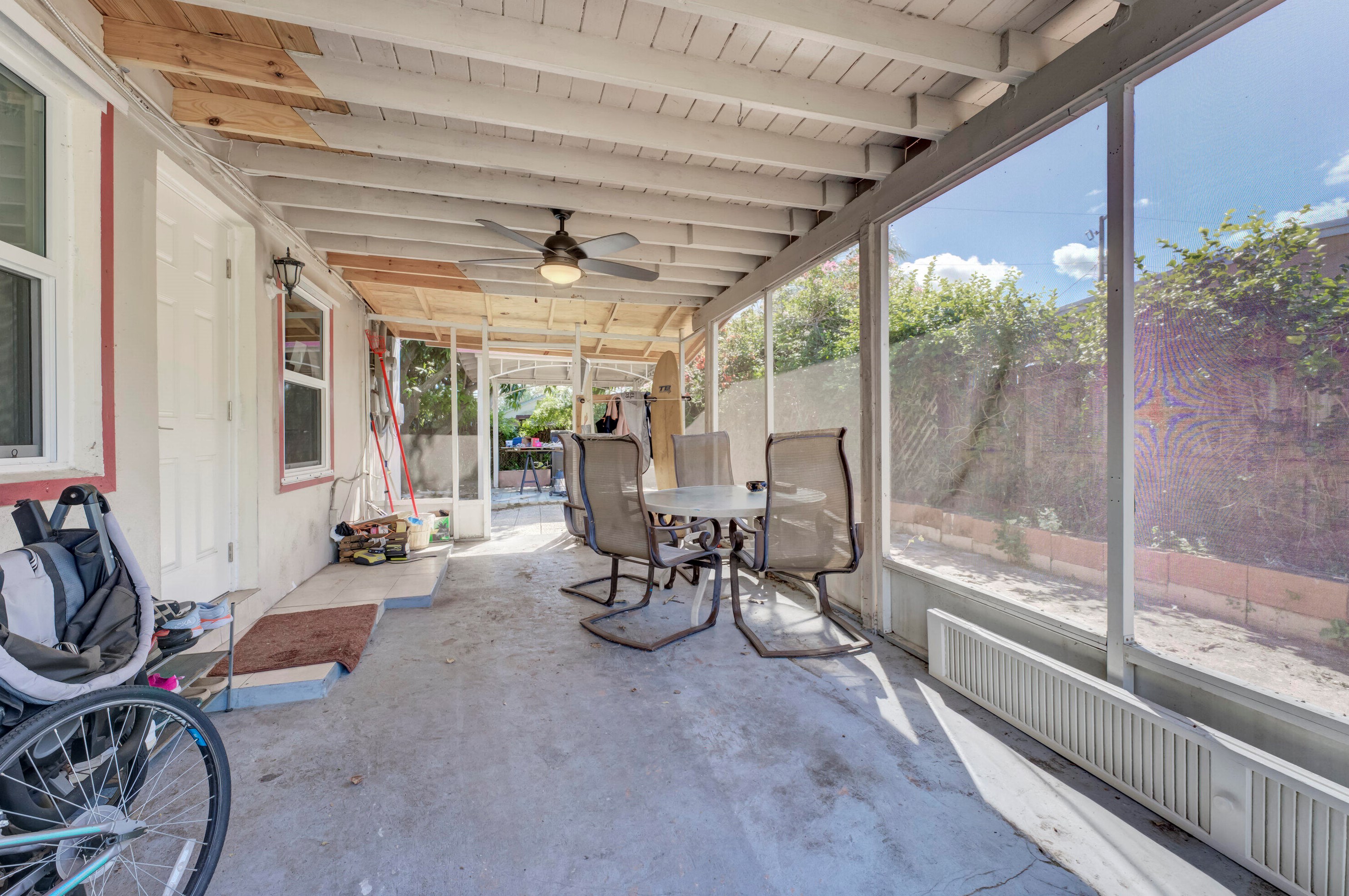 560 Oleander Rd, Lake Worth FL  33462-5944 exterior