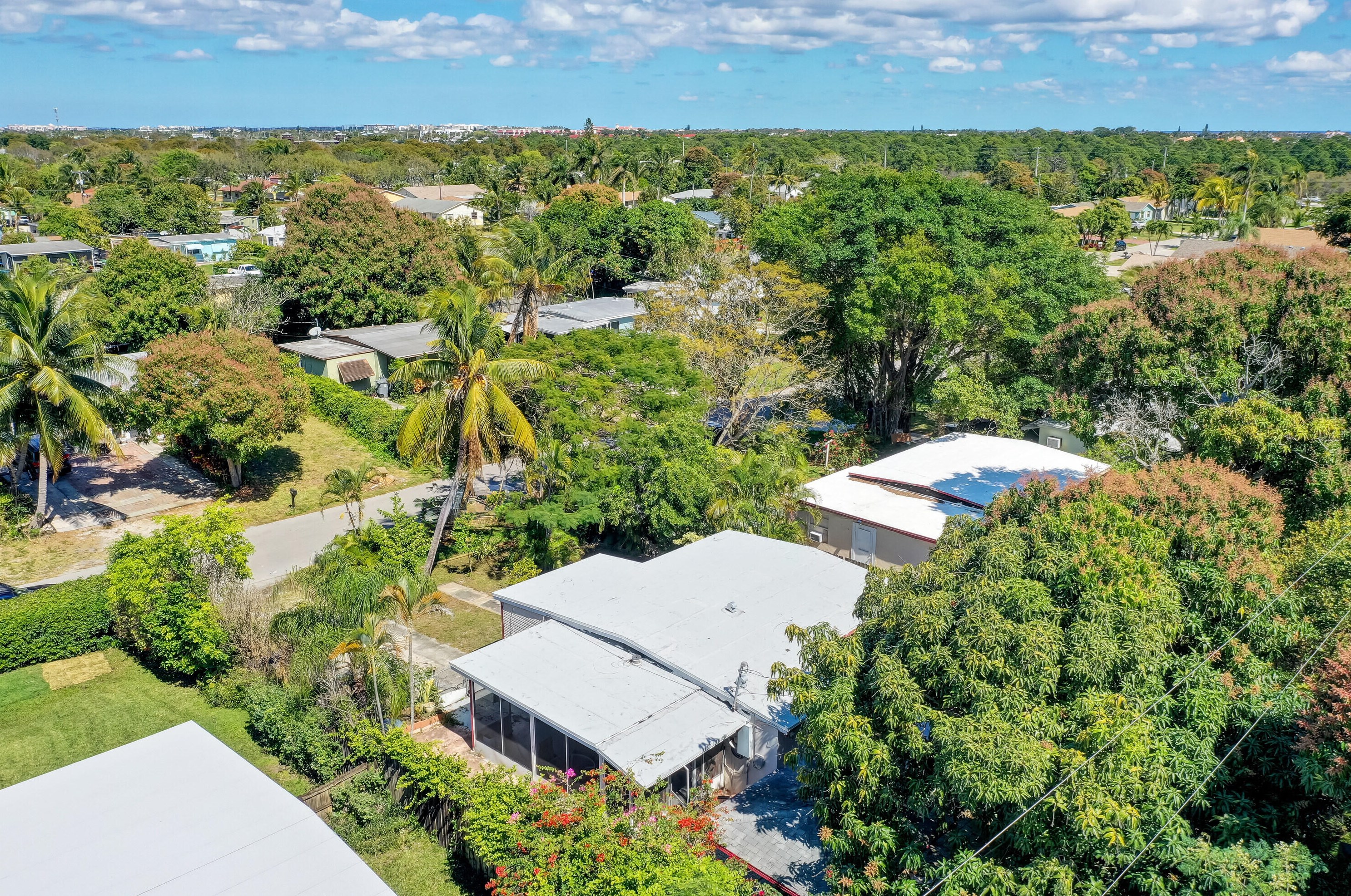 560 Oleander Rd, Lake Worth FL  33462-5944 exterior