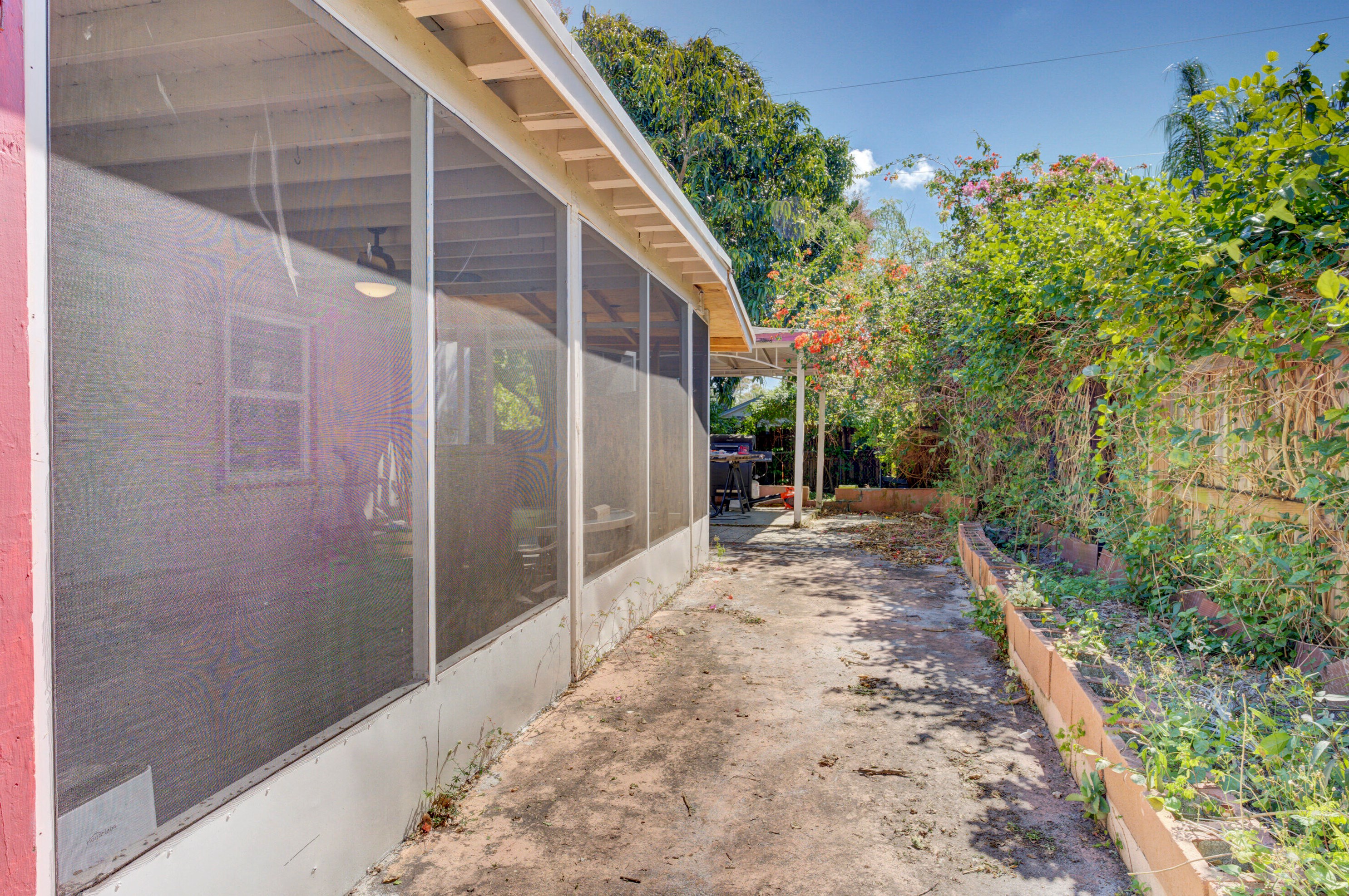 560 Oleander Rd, Lake Worth FL  33462-5944 exterior