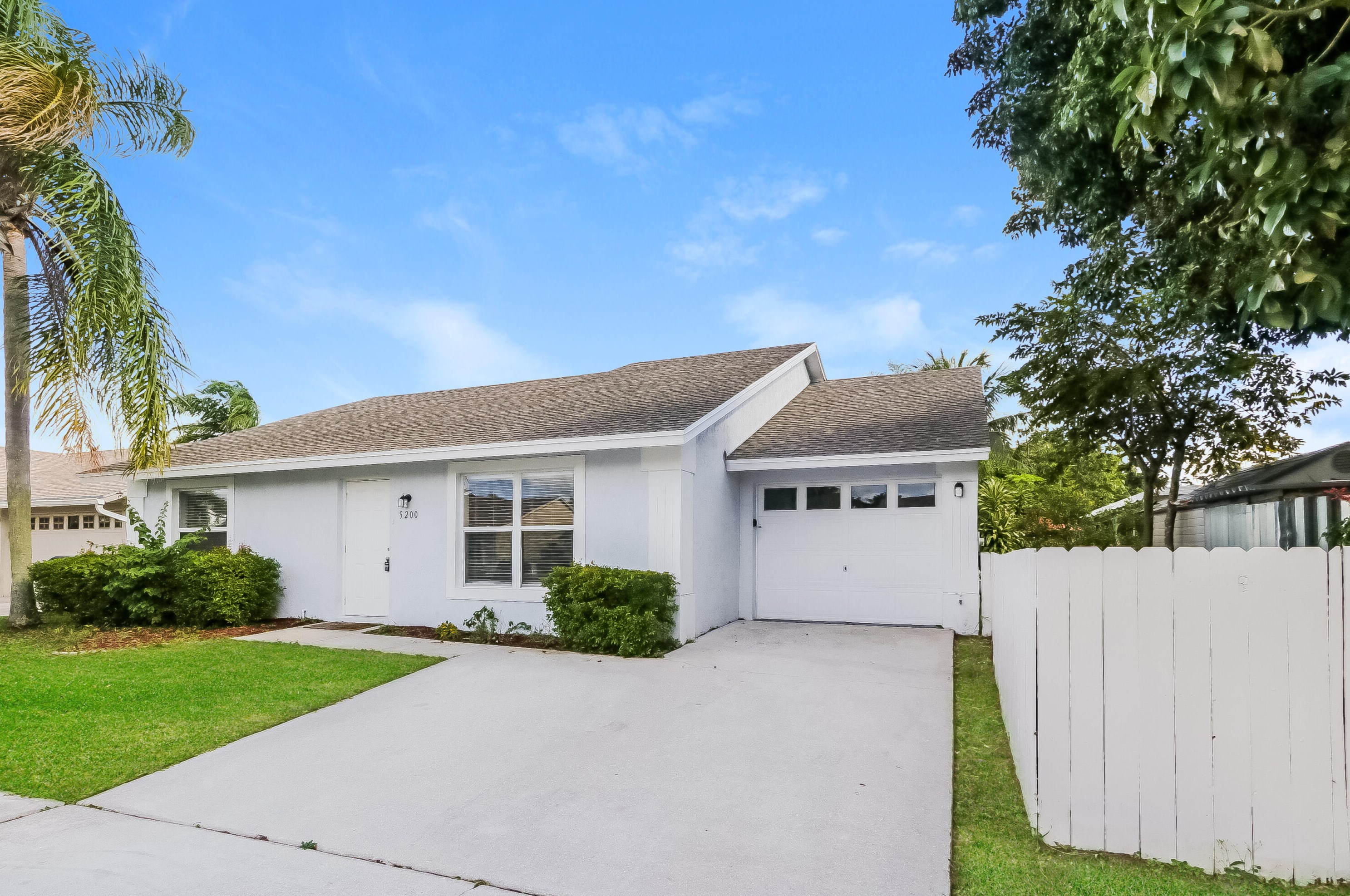5200 Blueberry Hill Ave, Lake Worth, FL 33463