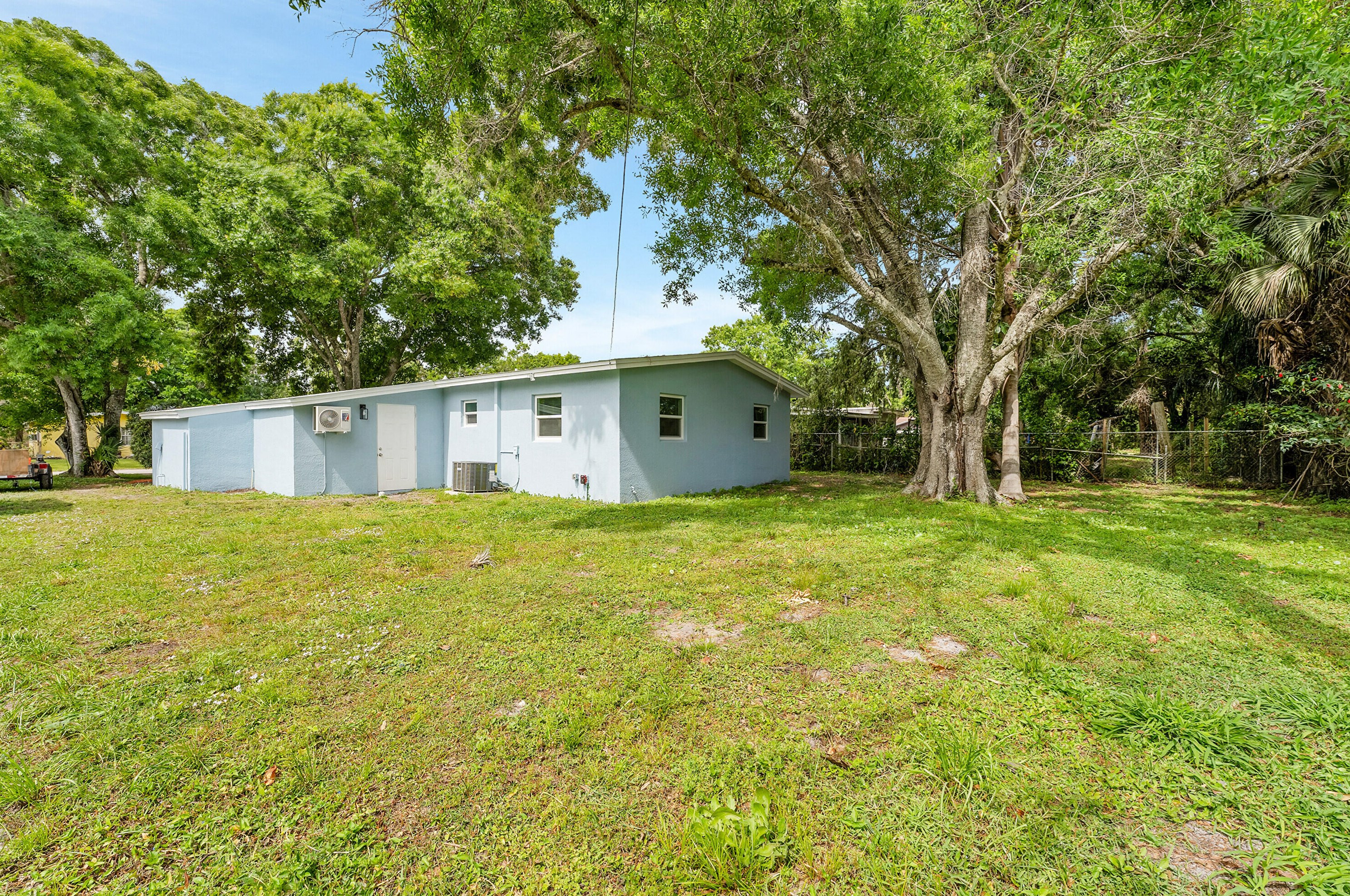 214 40th St, Fort Pierce, FL 34947-2581