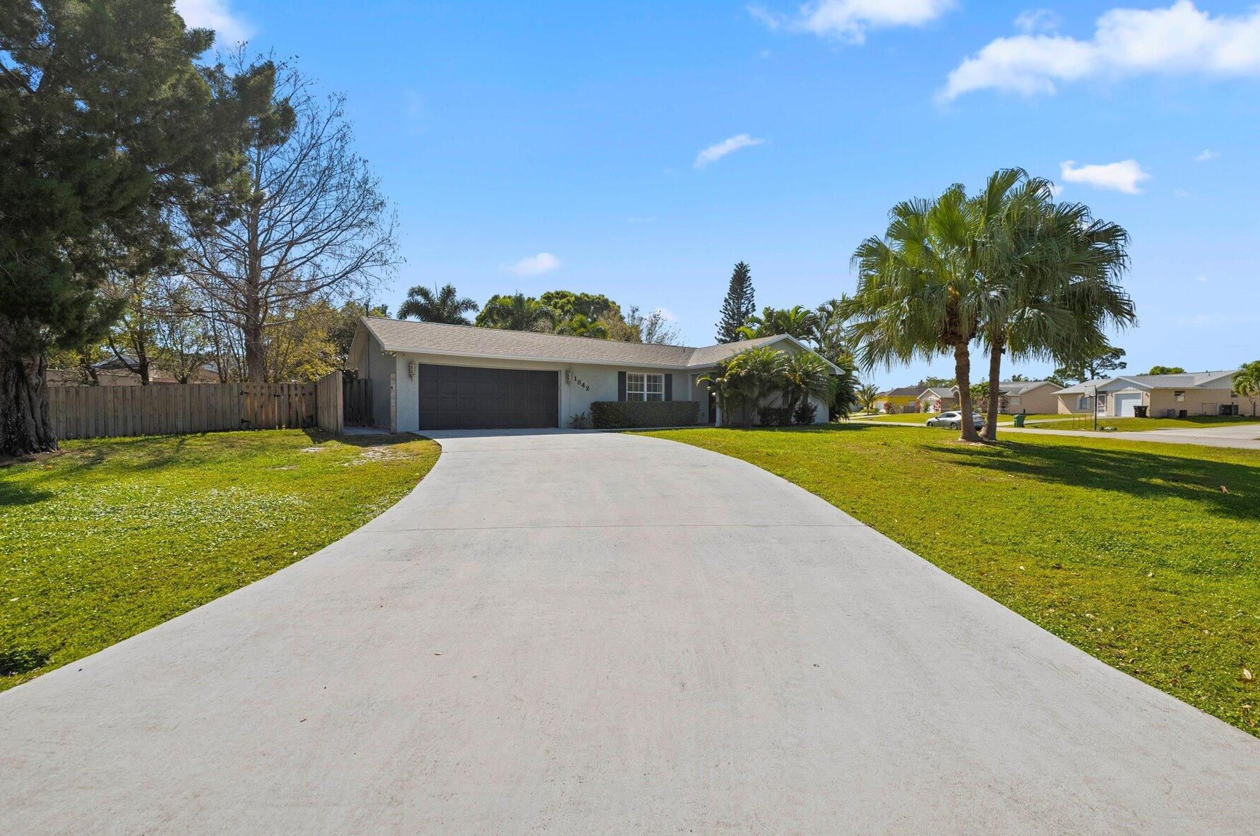 1842 Burlington St, Fort Pierce FL  34984-3581 exterior