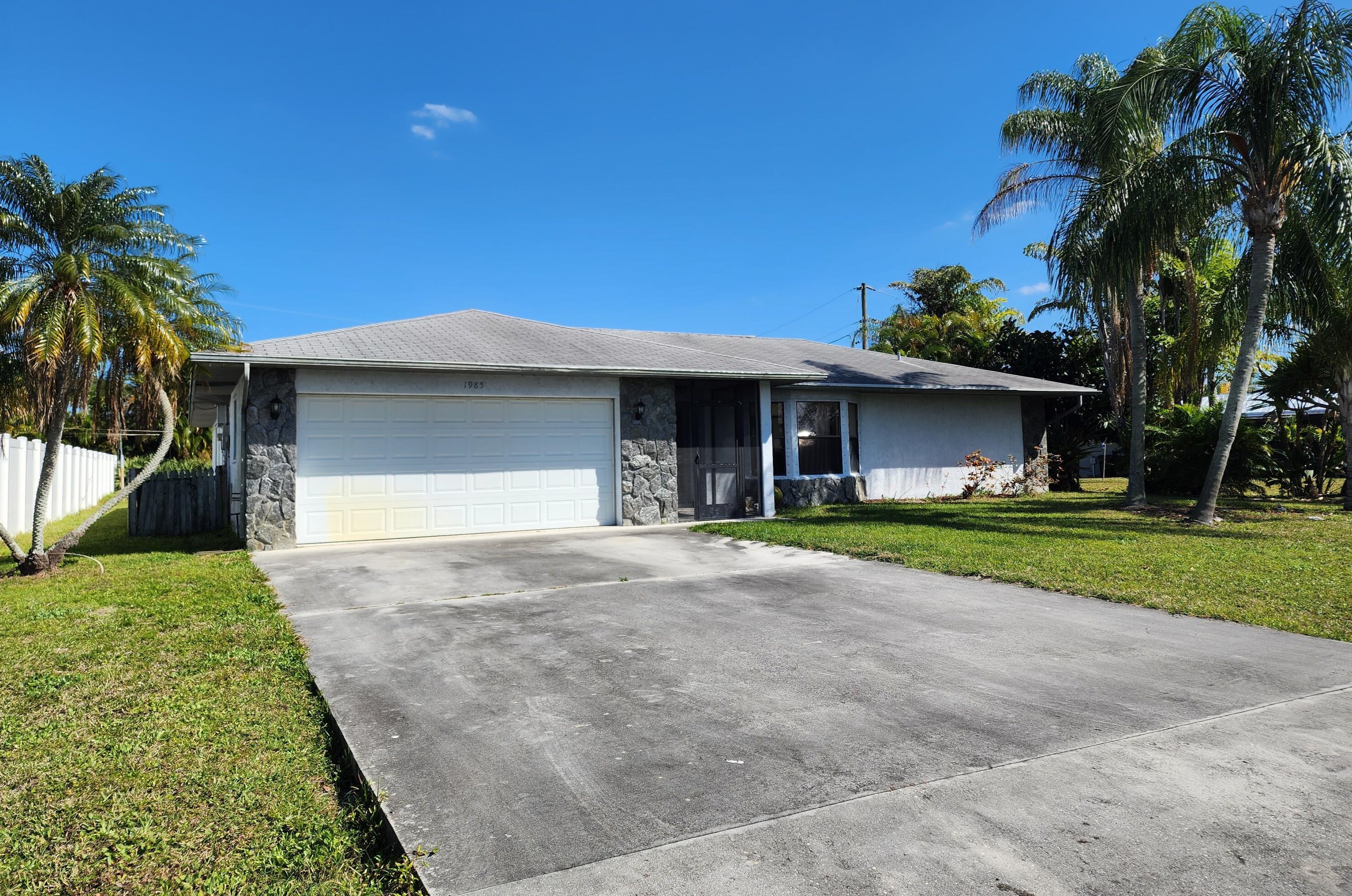 1985 Dupont St, Fort Pierce, FL 34952-6724