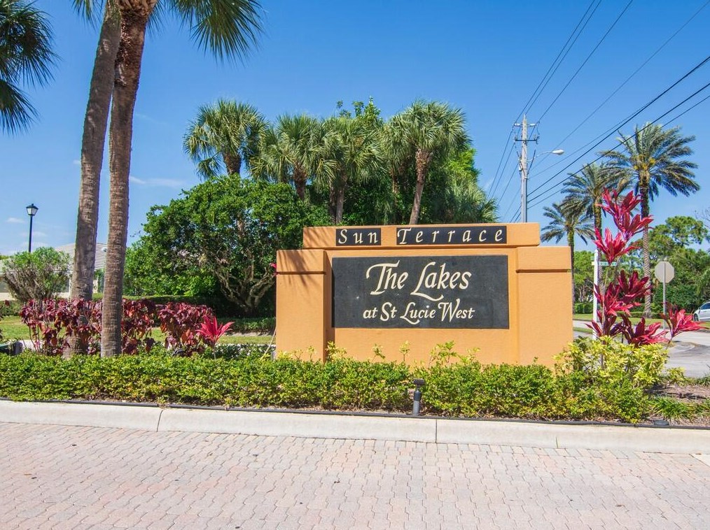 1205 Sun Terrace Cir, Fort Pierce FL  34986-2487 exterior