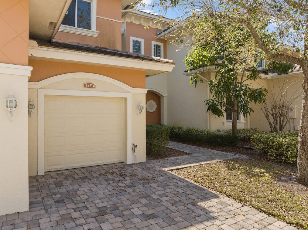 2571 Langrove Ln, Vero Beach FL 32962-4224 exterior