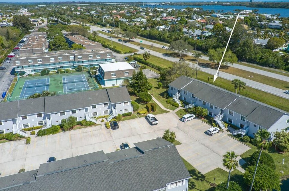 1801 Indian River Blvd, Vero Beach FL  32960-5206 exterior