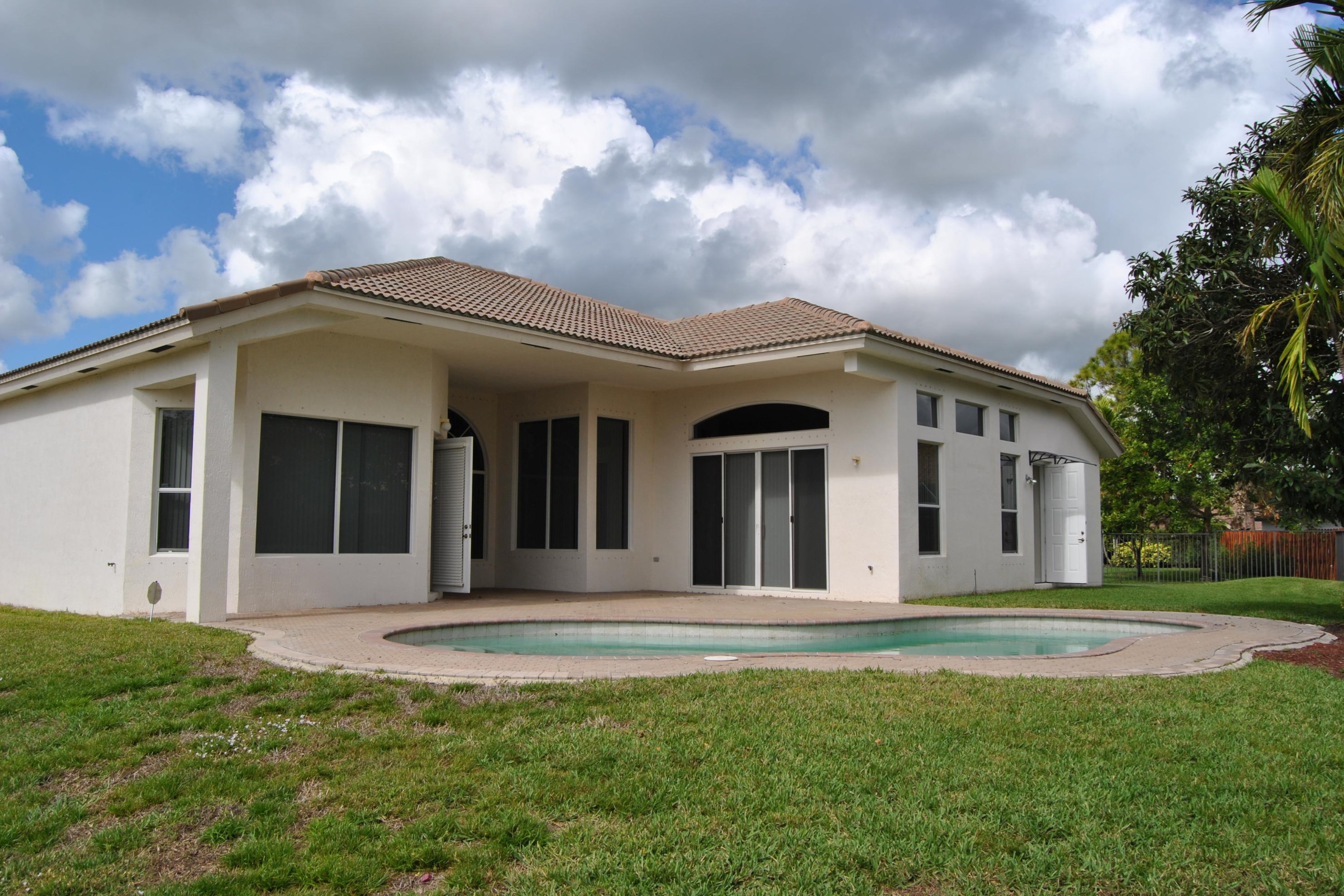 2926 E Fontana Ct, West Palm Beach, FL 33411