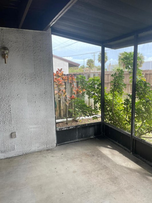 2060 Colonial Rd, Fort Pierce FL  34950-5389 exterior